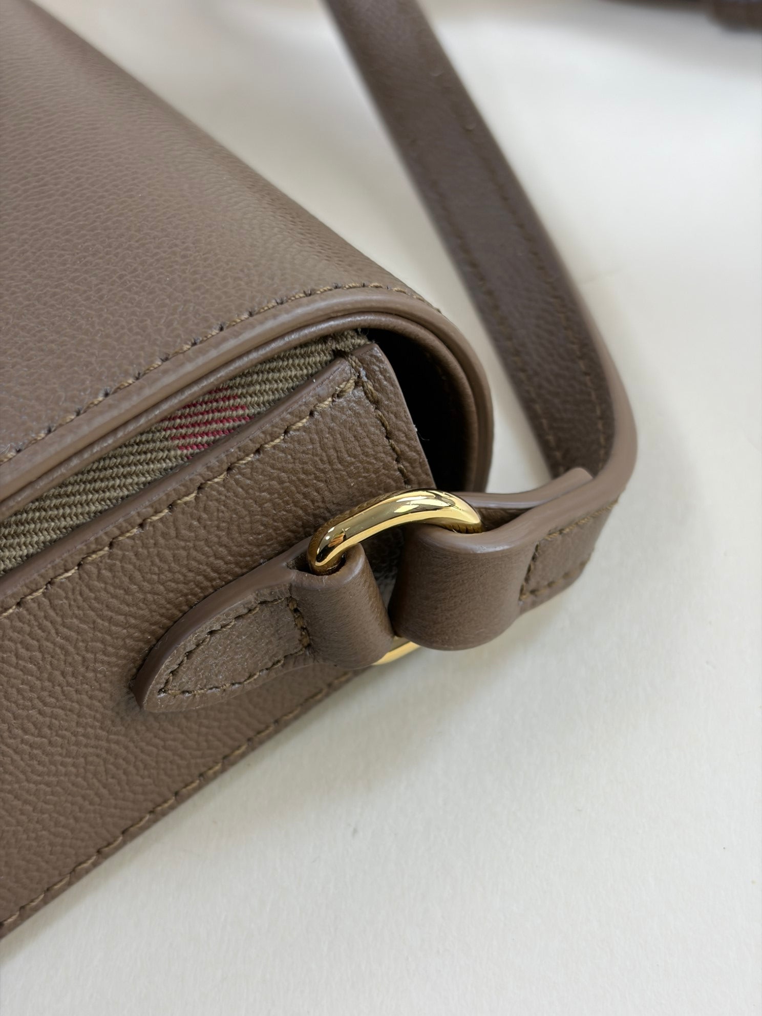 Burberry ブラウンレザー ストラップ ハイランド チェーンストラップ ウォレット​ (マホガニーレッド