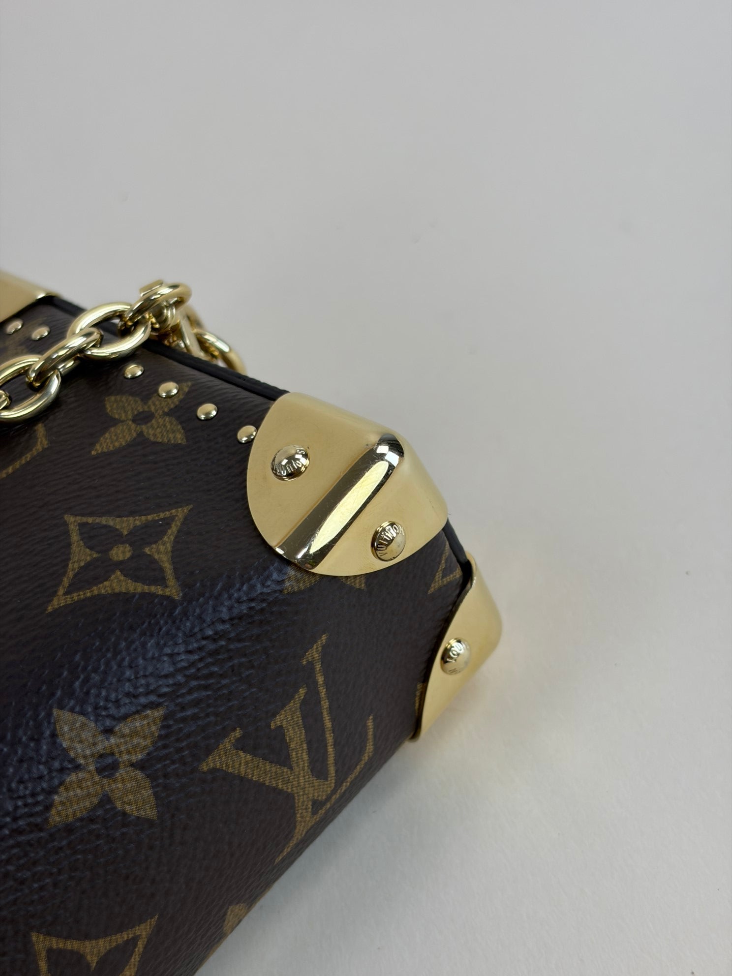 LOUIS VUITTON slim trunk reverie monogram with s lock and studs' chain handbag
