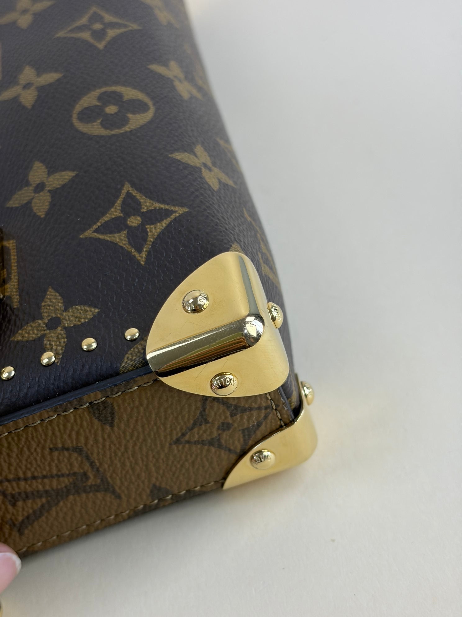 LOUIS VUITTON slim trunk reverie monogram with s lock and studs' chain handbag