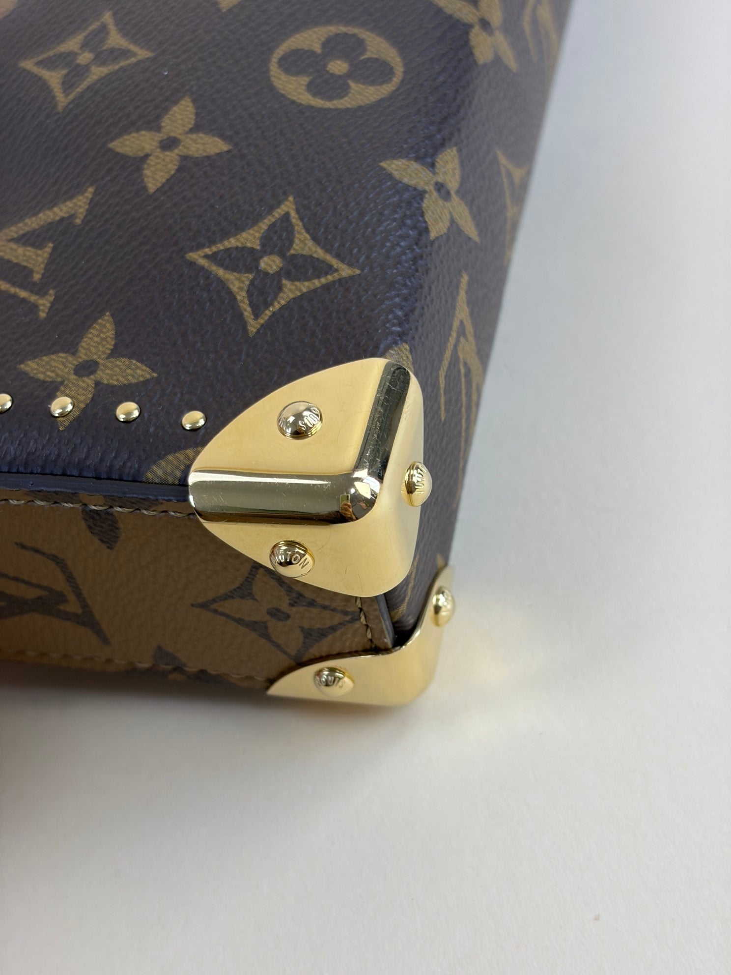 LOUIS VUITTON slim trunk reverie monogram with s lock and studs' chain handbag