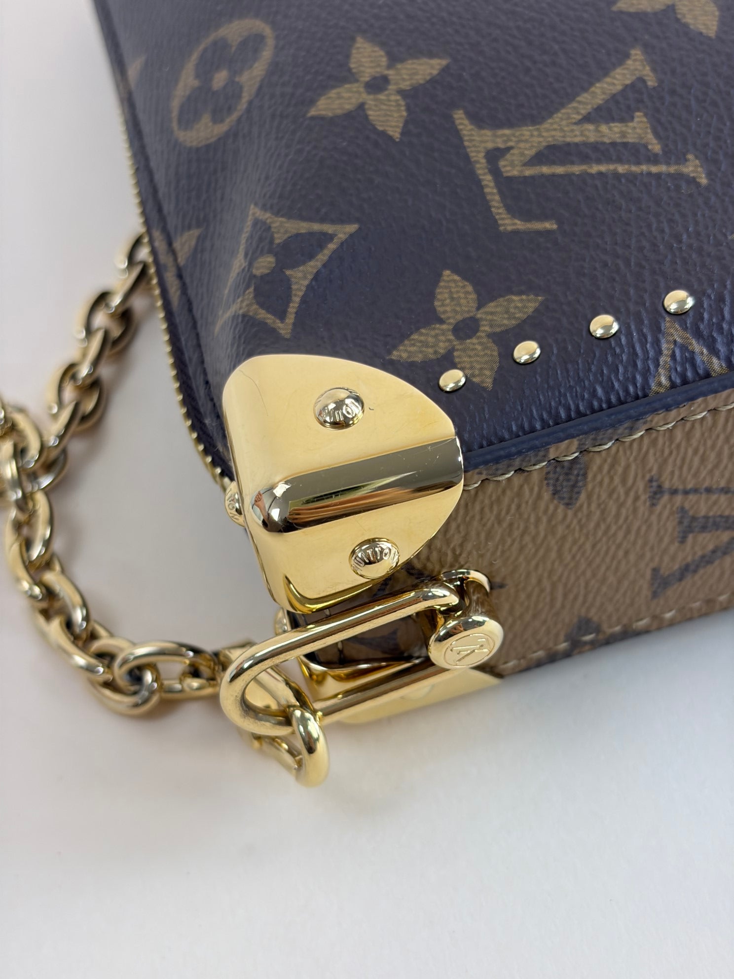 LOUIS VUITTON slim trunk reverie monogram with s lock and studs' chain handbag
