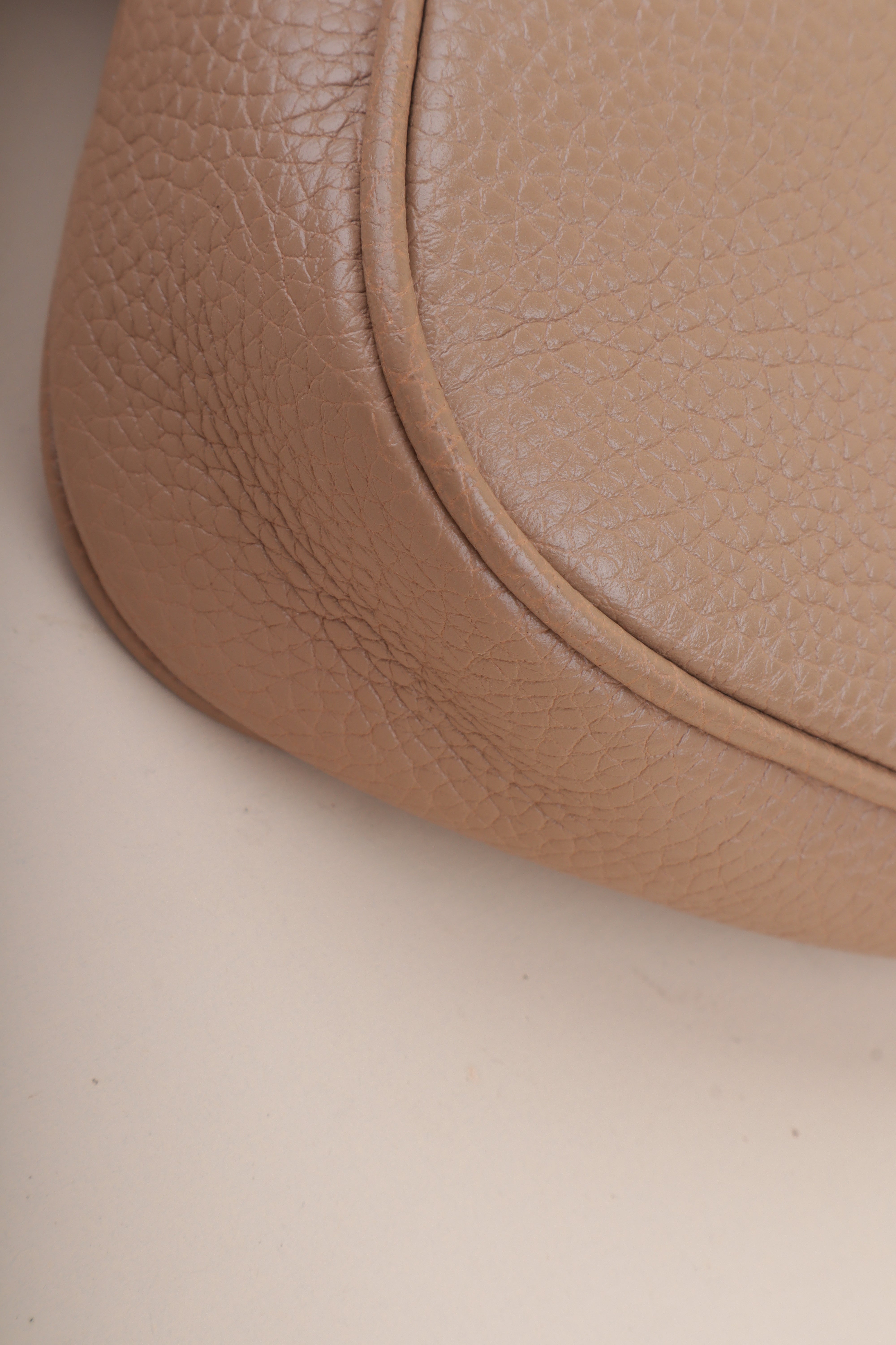 Gucci Beige Pebbled Soho Disco GG Tassel Crossbody Flap Medium Bag