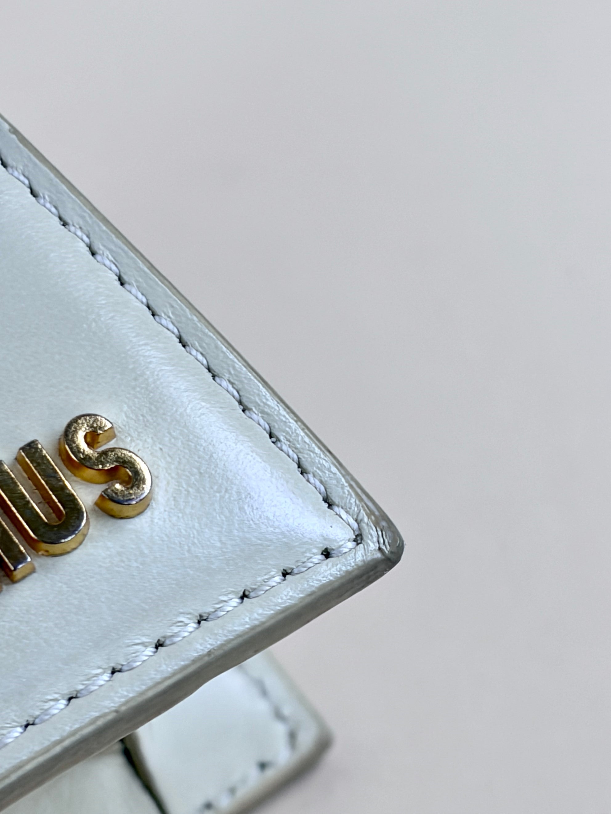 Jacquemus the medium White Le Chiquito signature