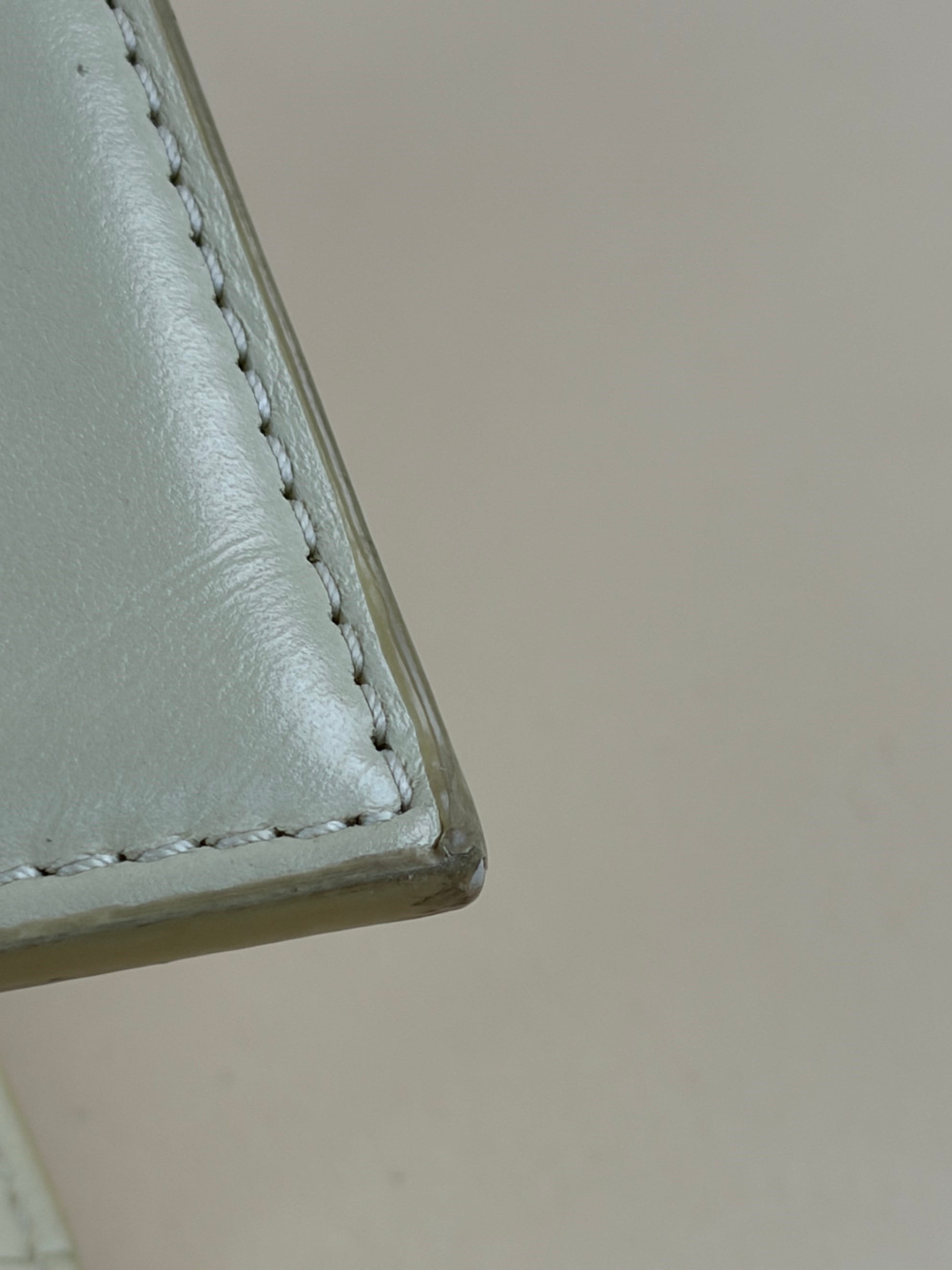 Jacquemus the medium White Le Chiquito signature