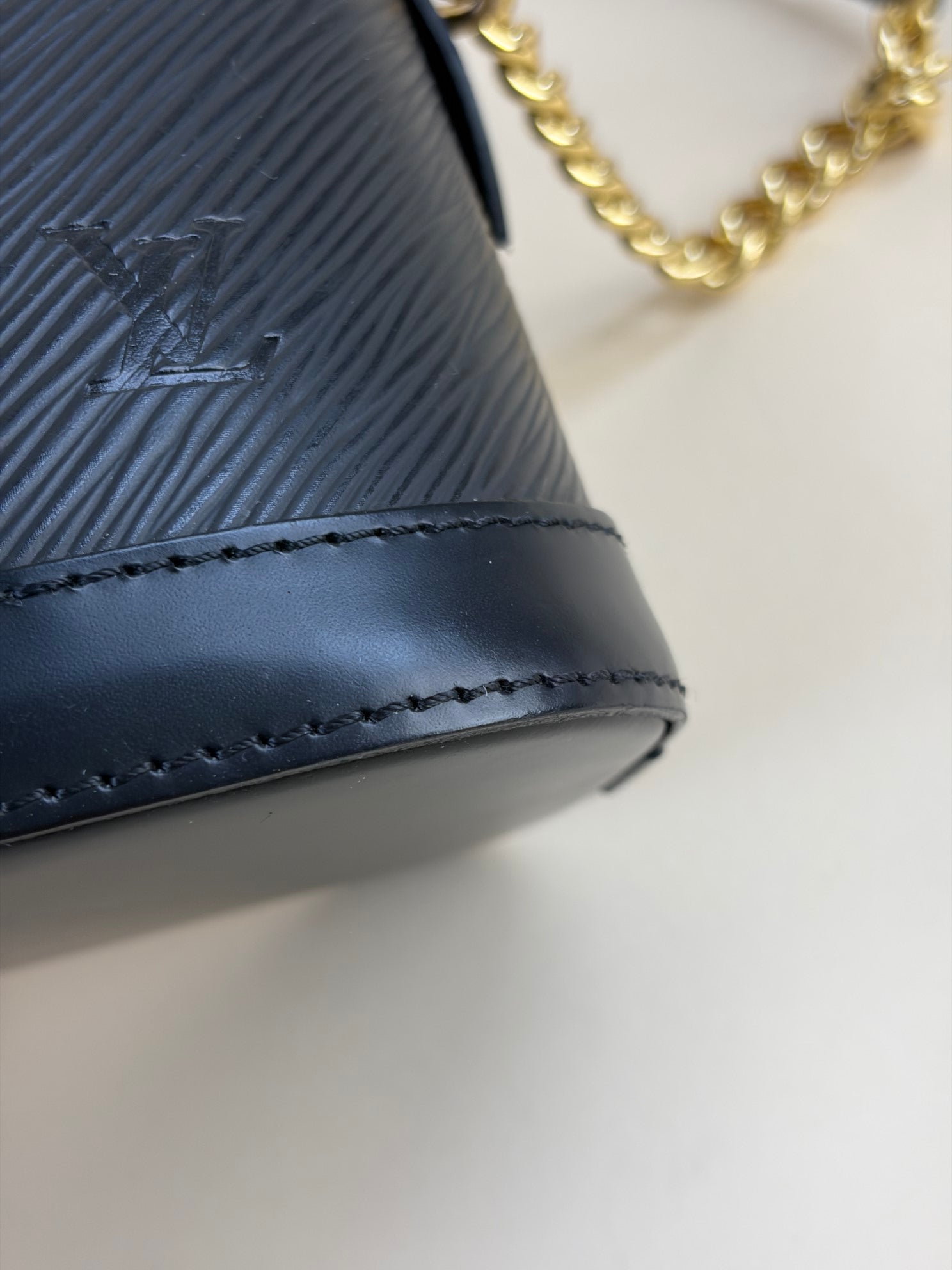 Louis Vuitton epi alma mini chain