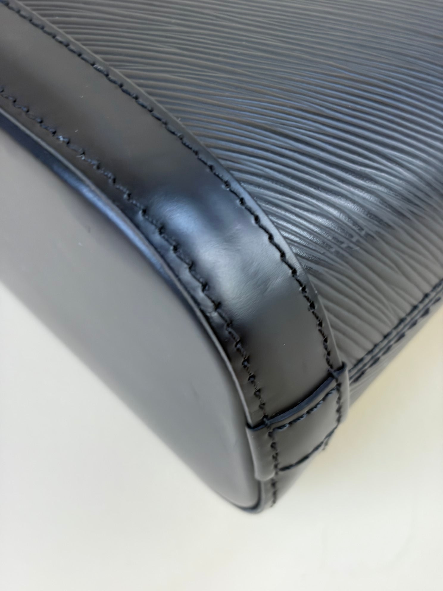 Louis Vuitton epi alma mini chain