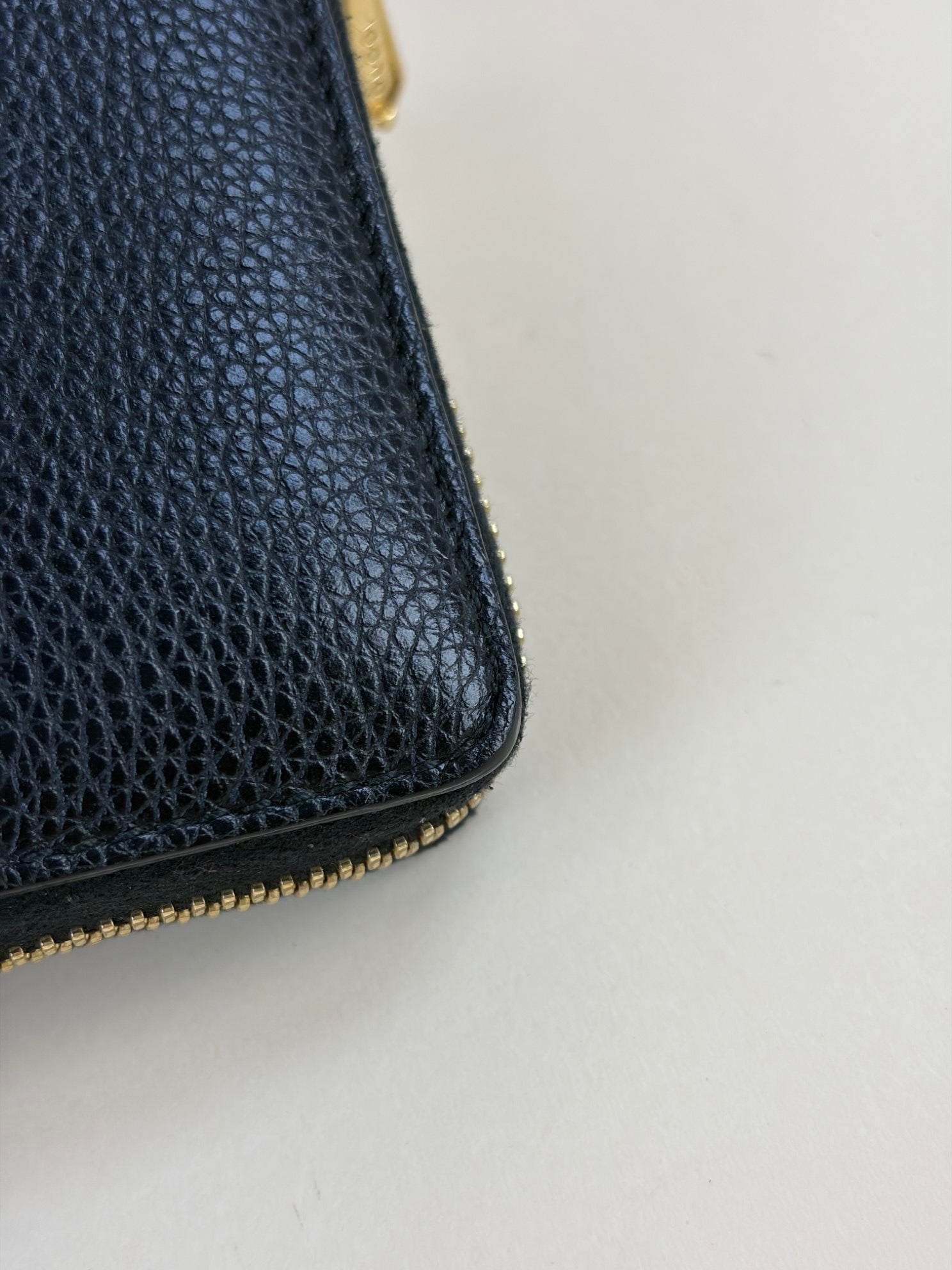 Gucci calfskin zumi zip around wallet black/silver