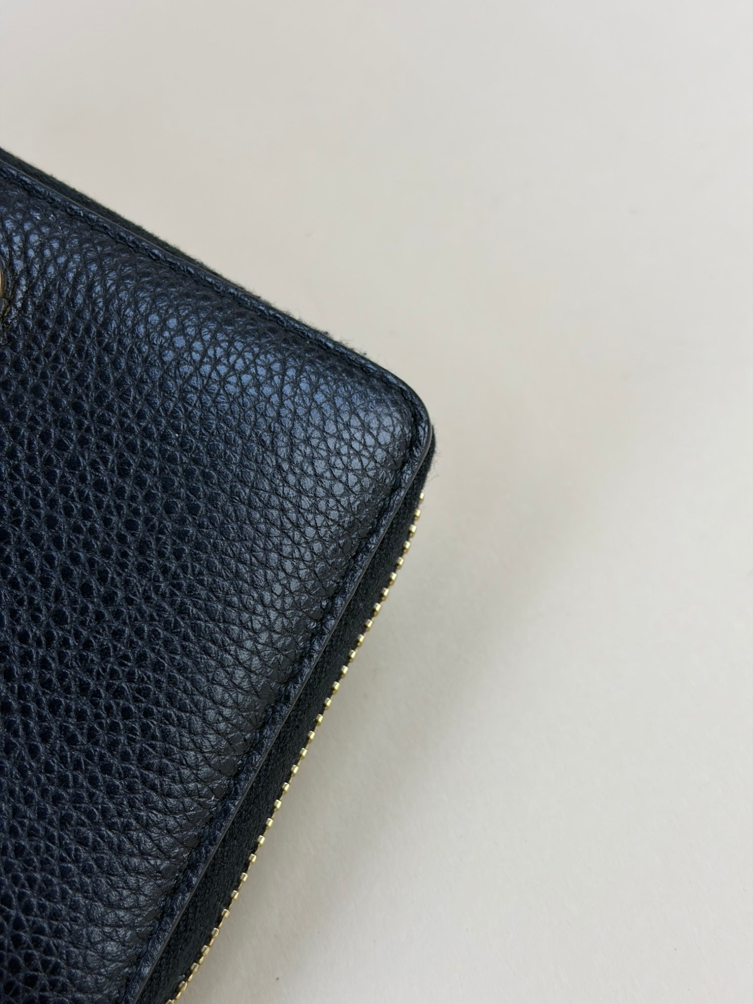 Gucci calfskin zumi zip around wallet black/silver