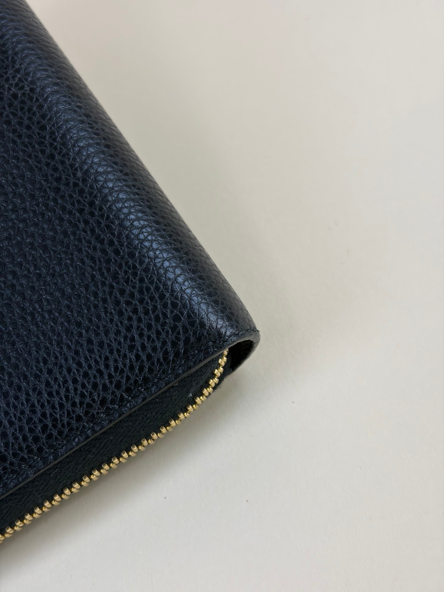 Gucci calfskin zumi zip around wallet black/silver