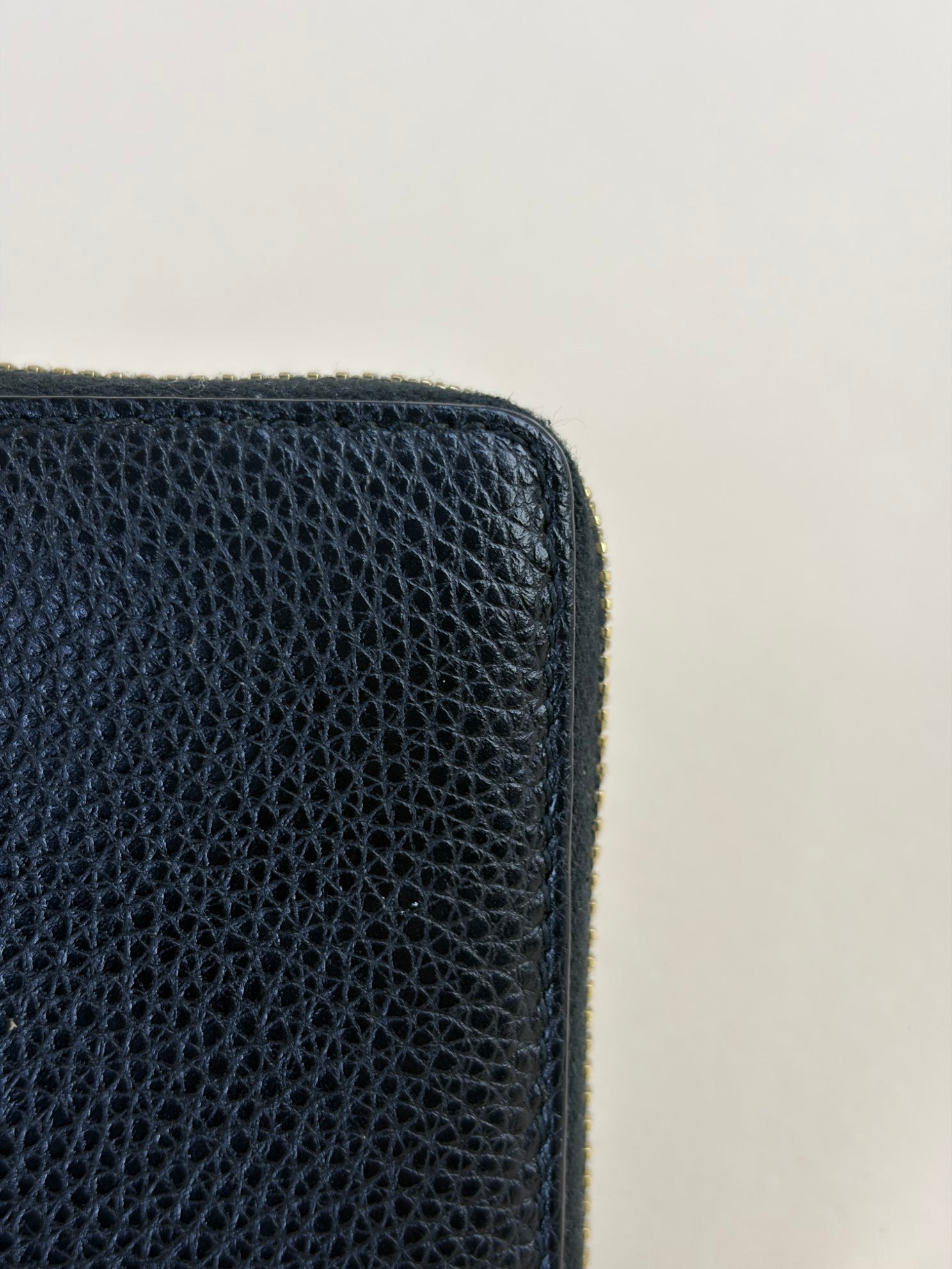 Gucci calfskin zumi zip around wallet black/silver