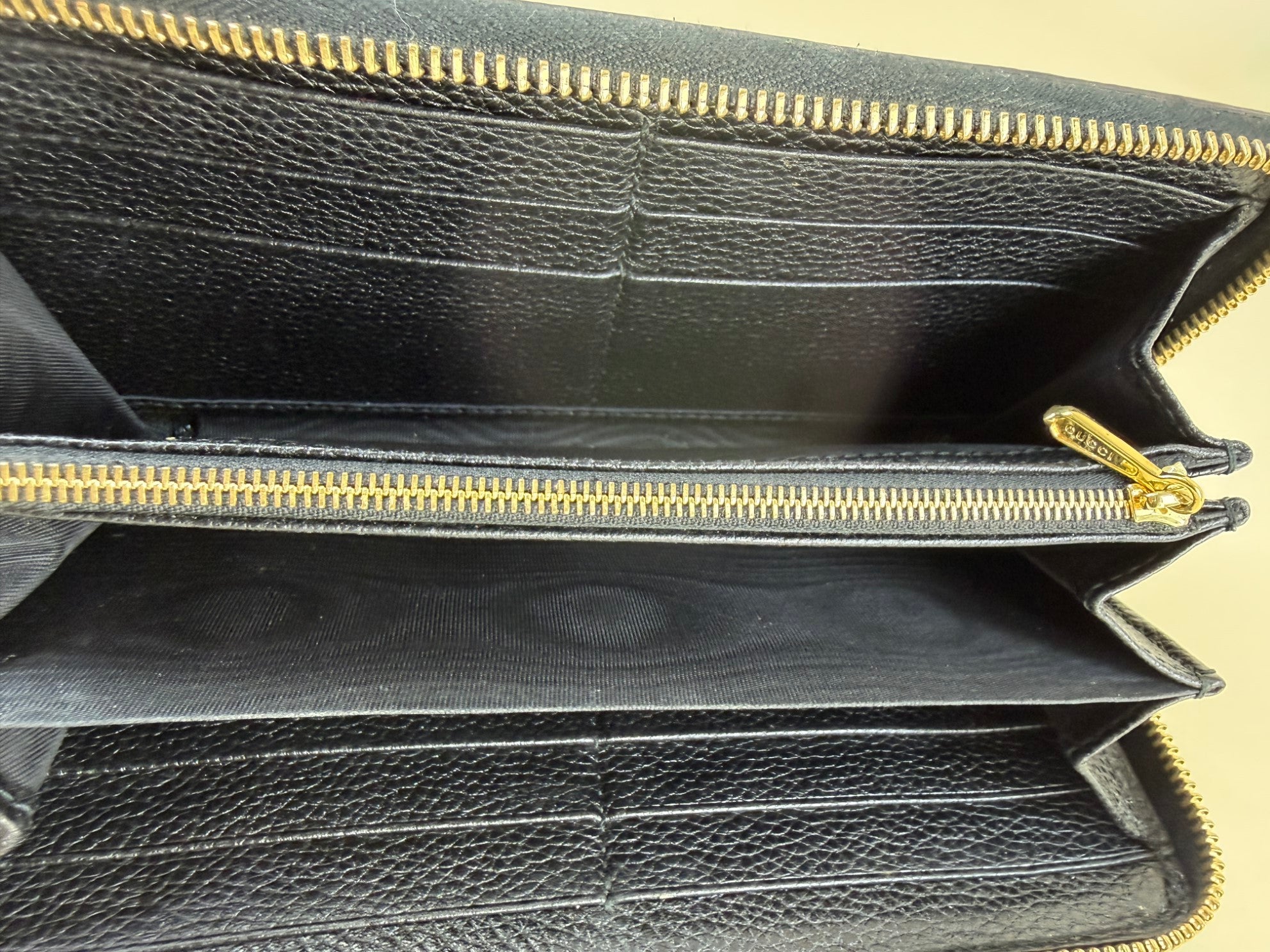 Gucci calfskin zumi zip around wallet black/silver