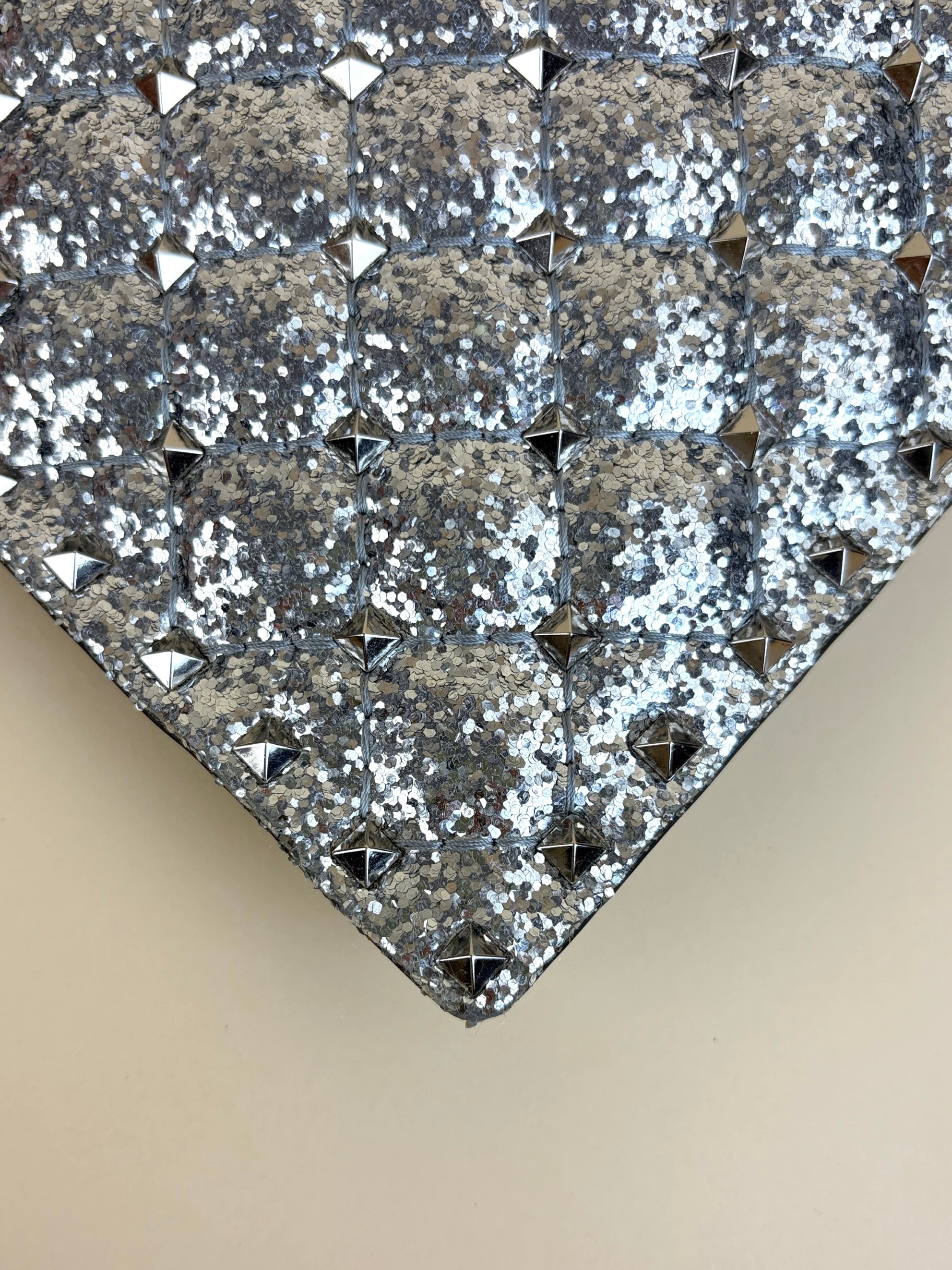 Valentino garavani grey glitter quilted calfskin rock stud clutch