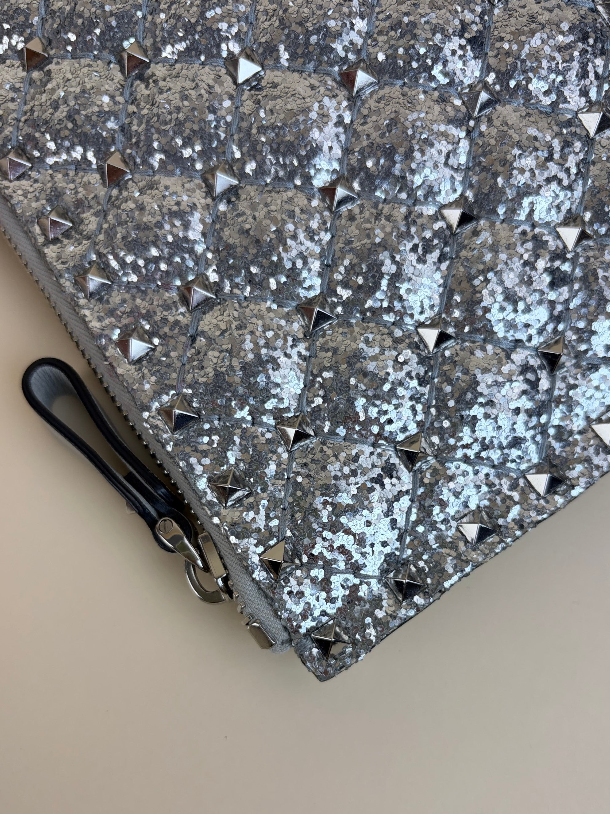Valentino garavani grey glitter quilted calfskin rock stud clutch