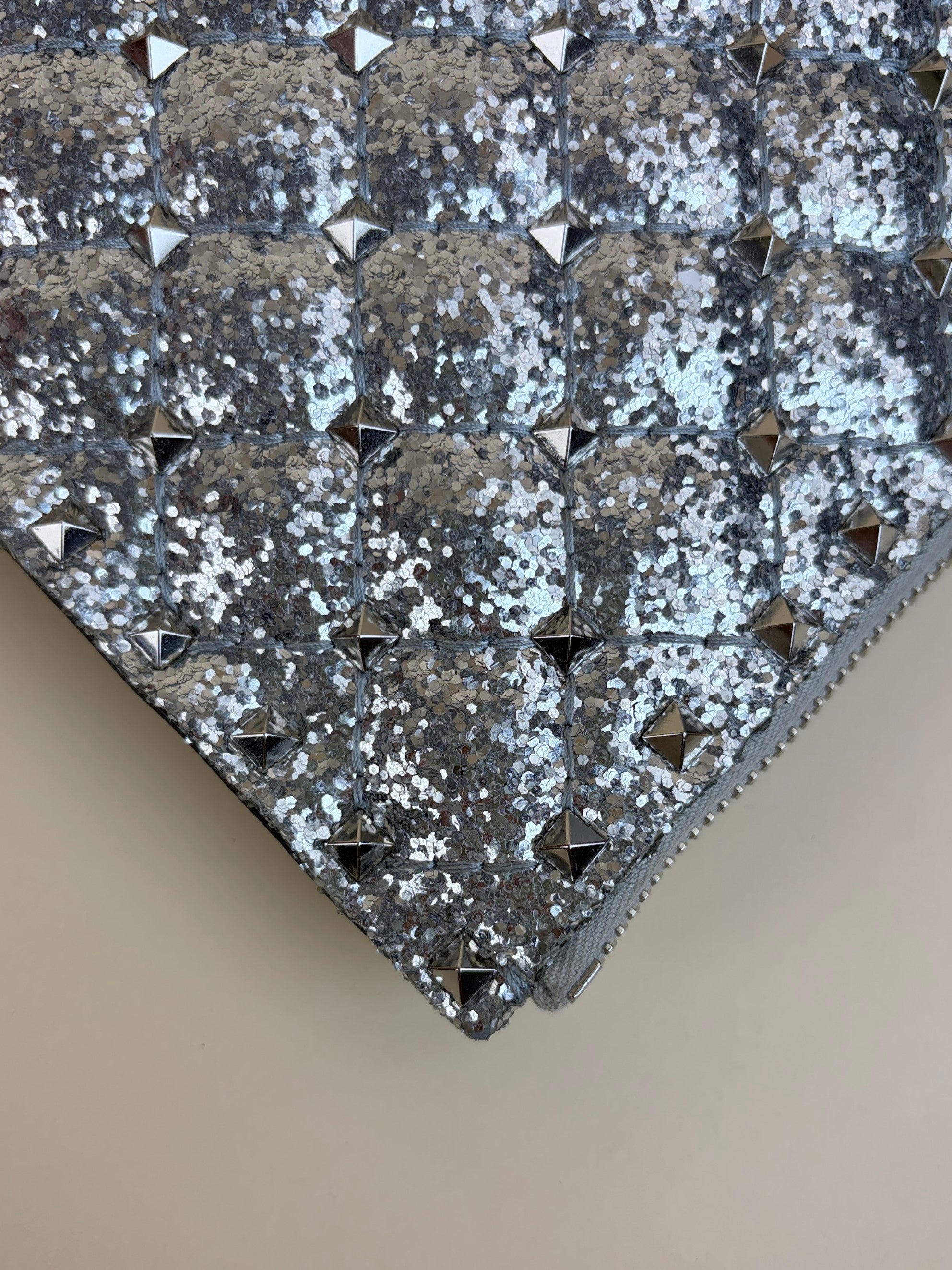 Valentino garavani grey glitter quilted calfskin rock stud clutch