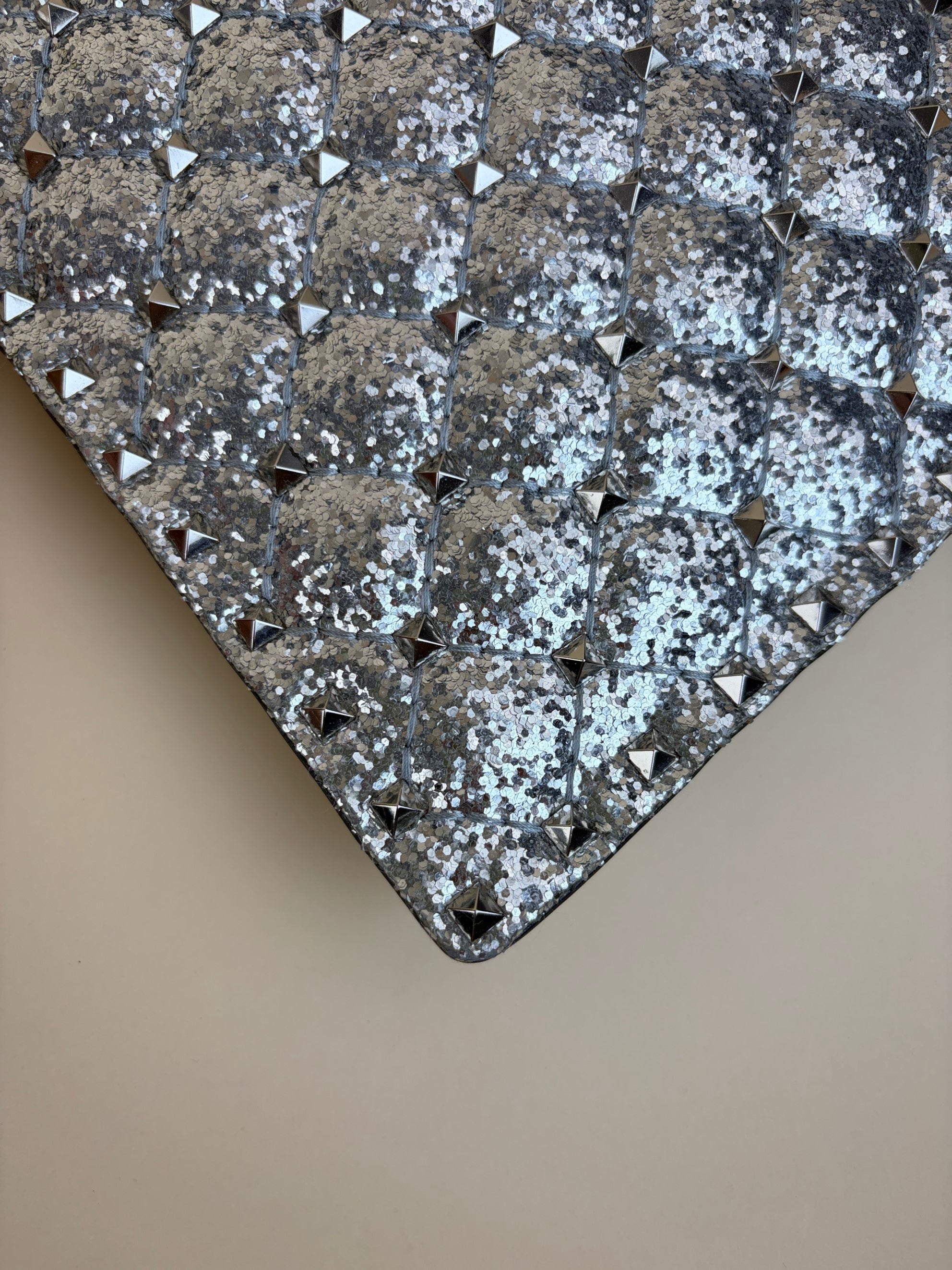 Valentino garavani grey glitter quilted calfskin rock stud clutch