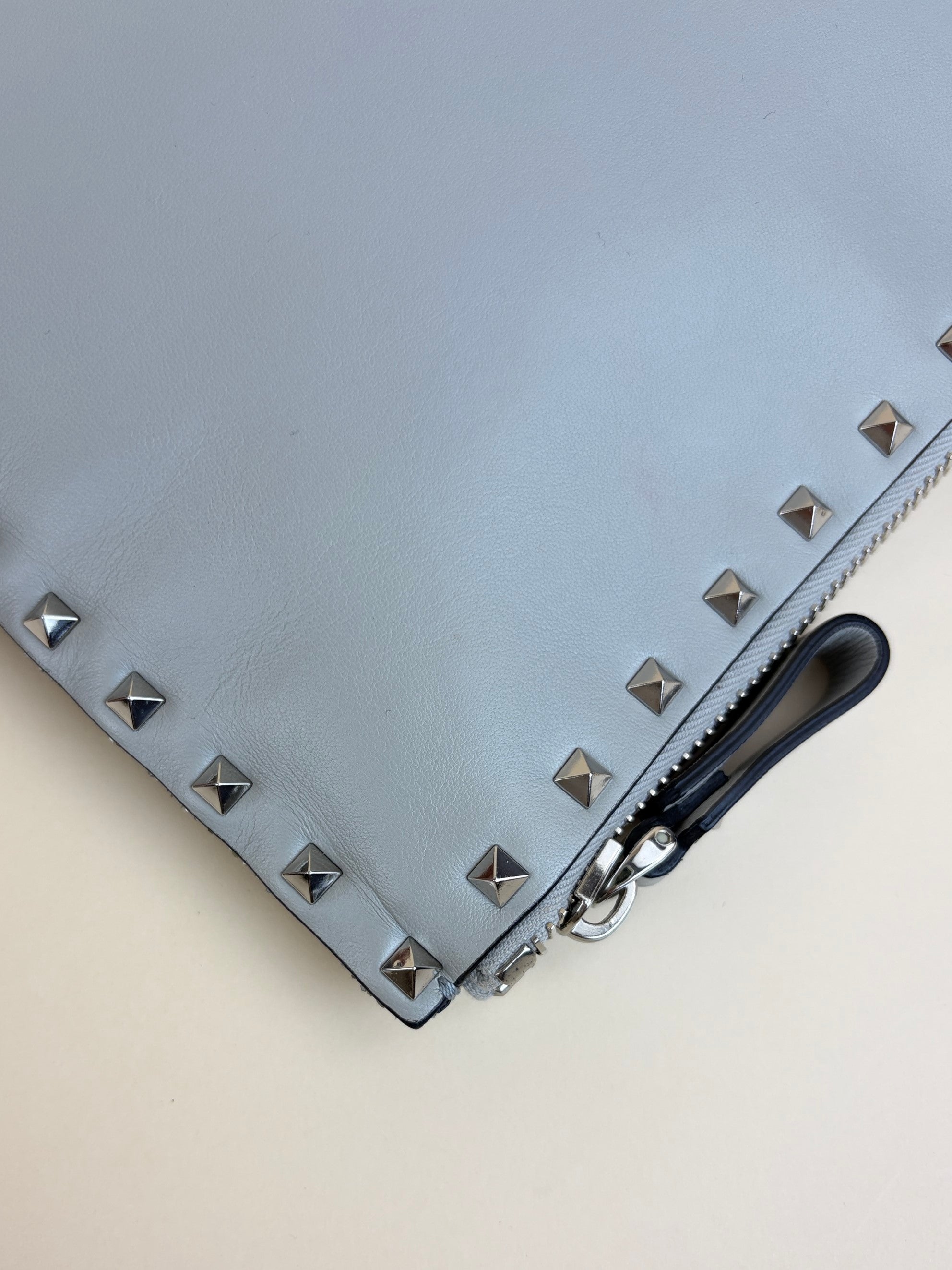 Valentino garavani grey glitter quilted calfskin rock stud clutch