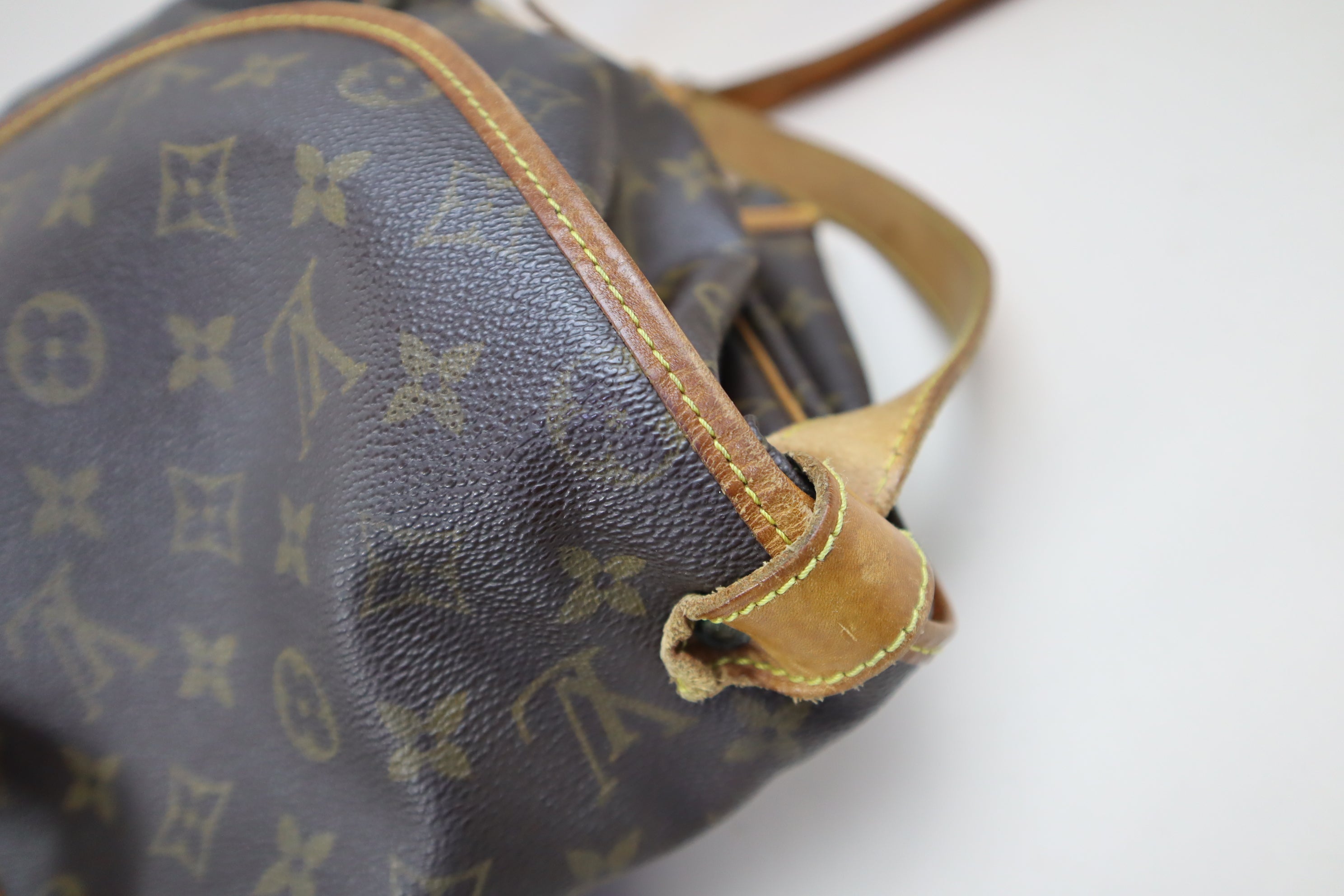 Louis Vuitton Monogram Vintage Saumur 35 Messenger GM Crossbody Bag