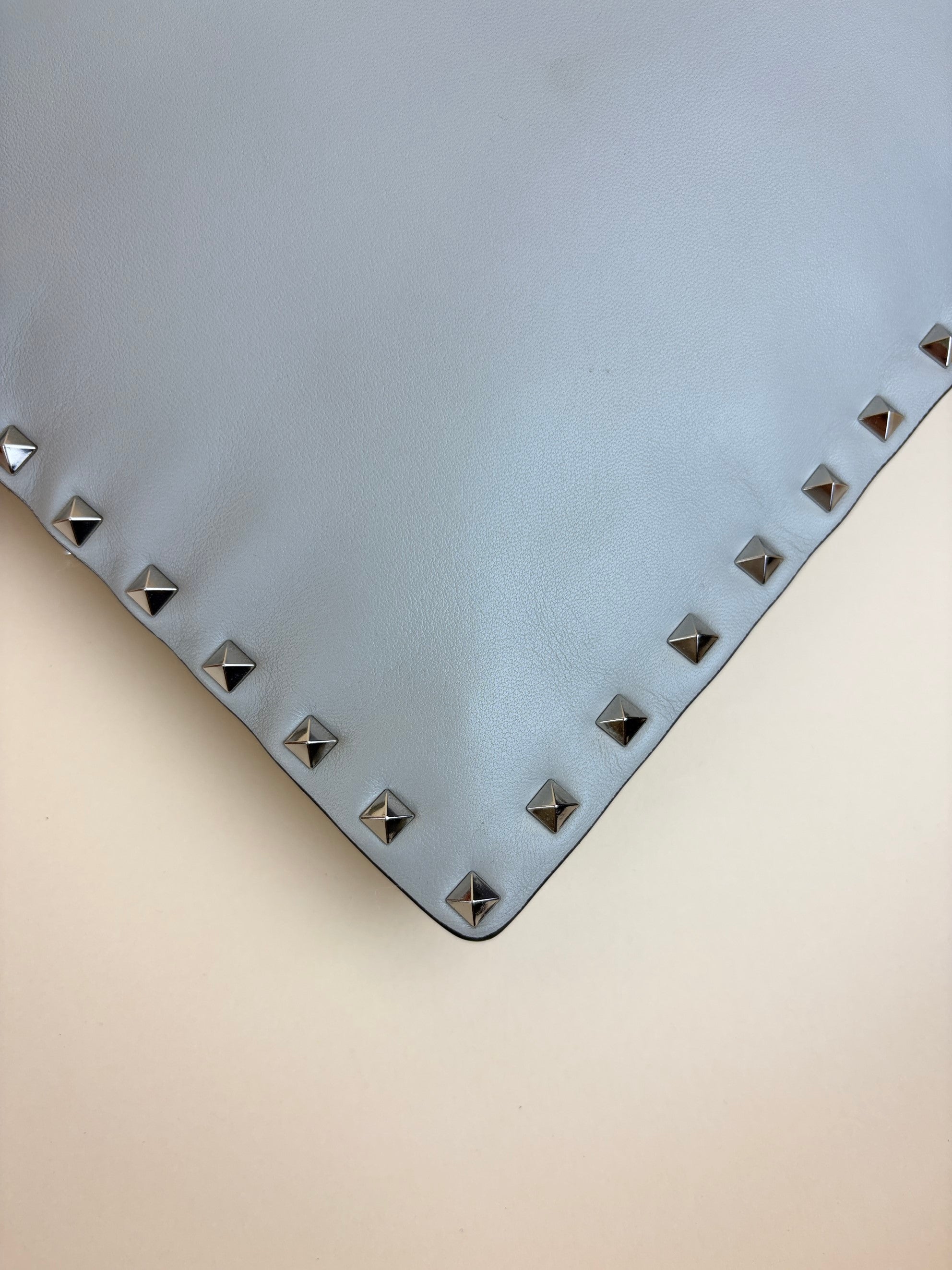 Valentino garavani grey glitter quilted calfskin rock stud clutch