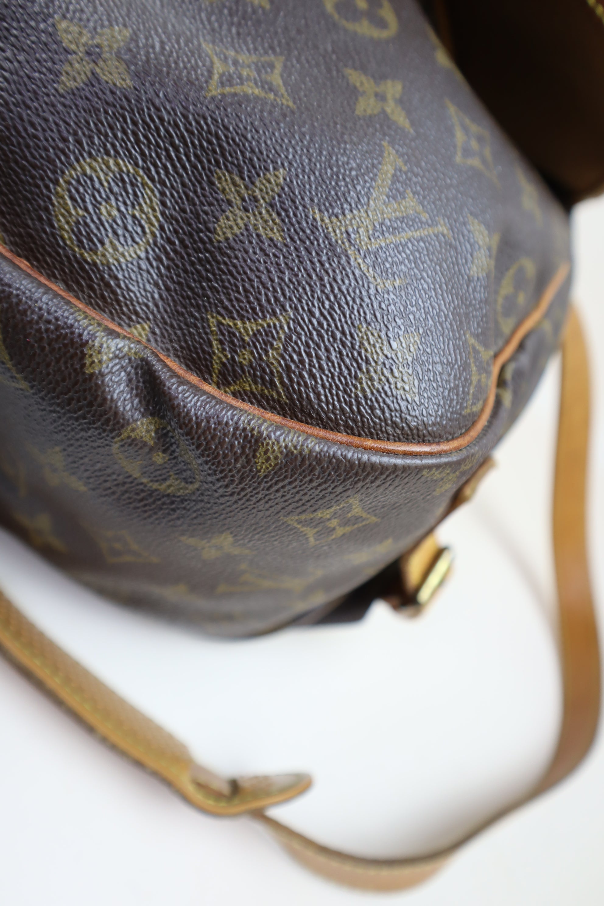 Louis Vuitton Monogram Vintage Saumur 35 Messenger GM Crossbody Bag