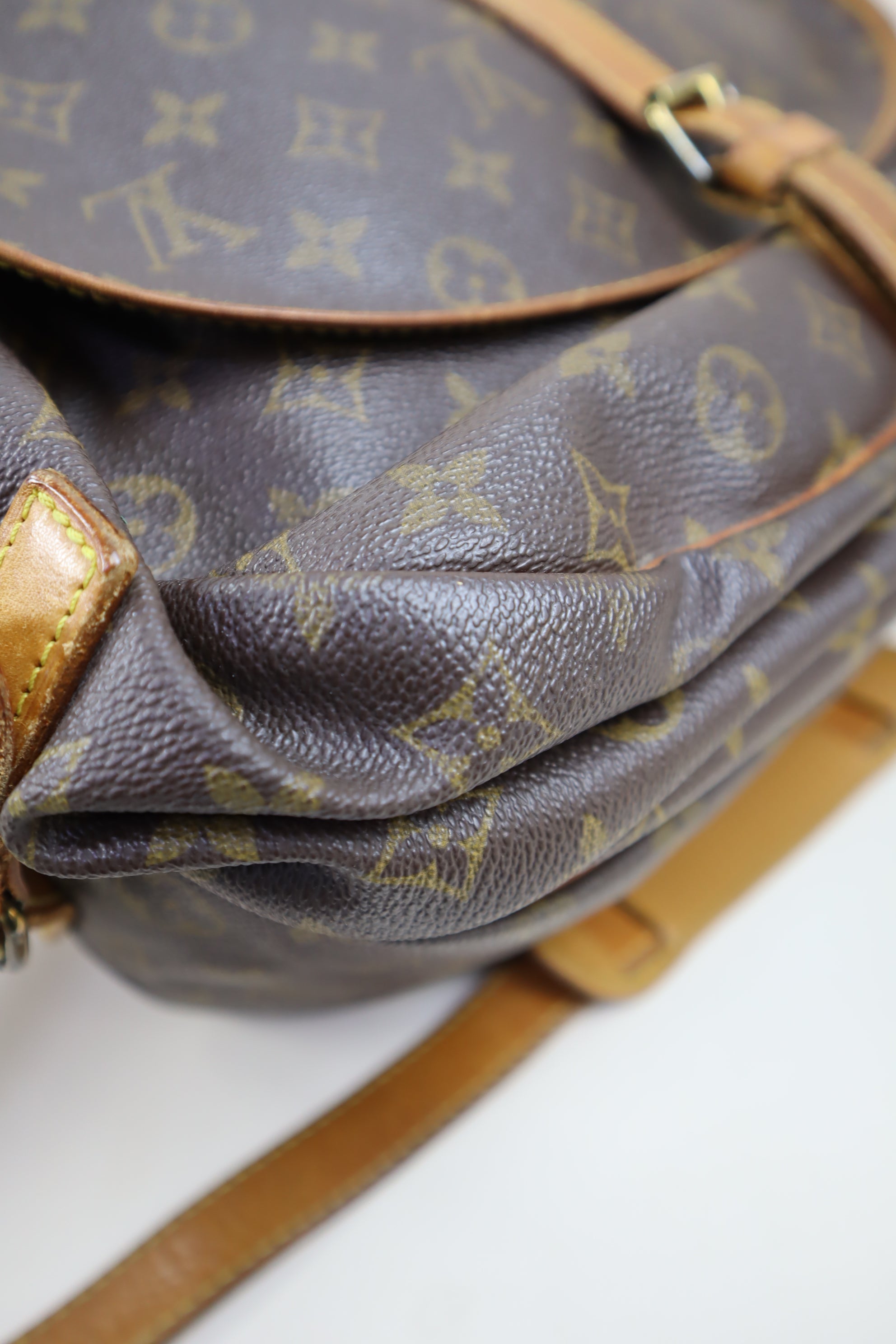 Louis Vuitton Monogram Vintage Saumur 35 Messenger GM Crossbody Bag
