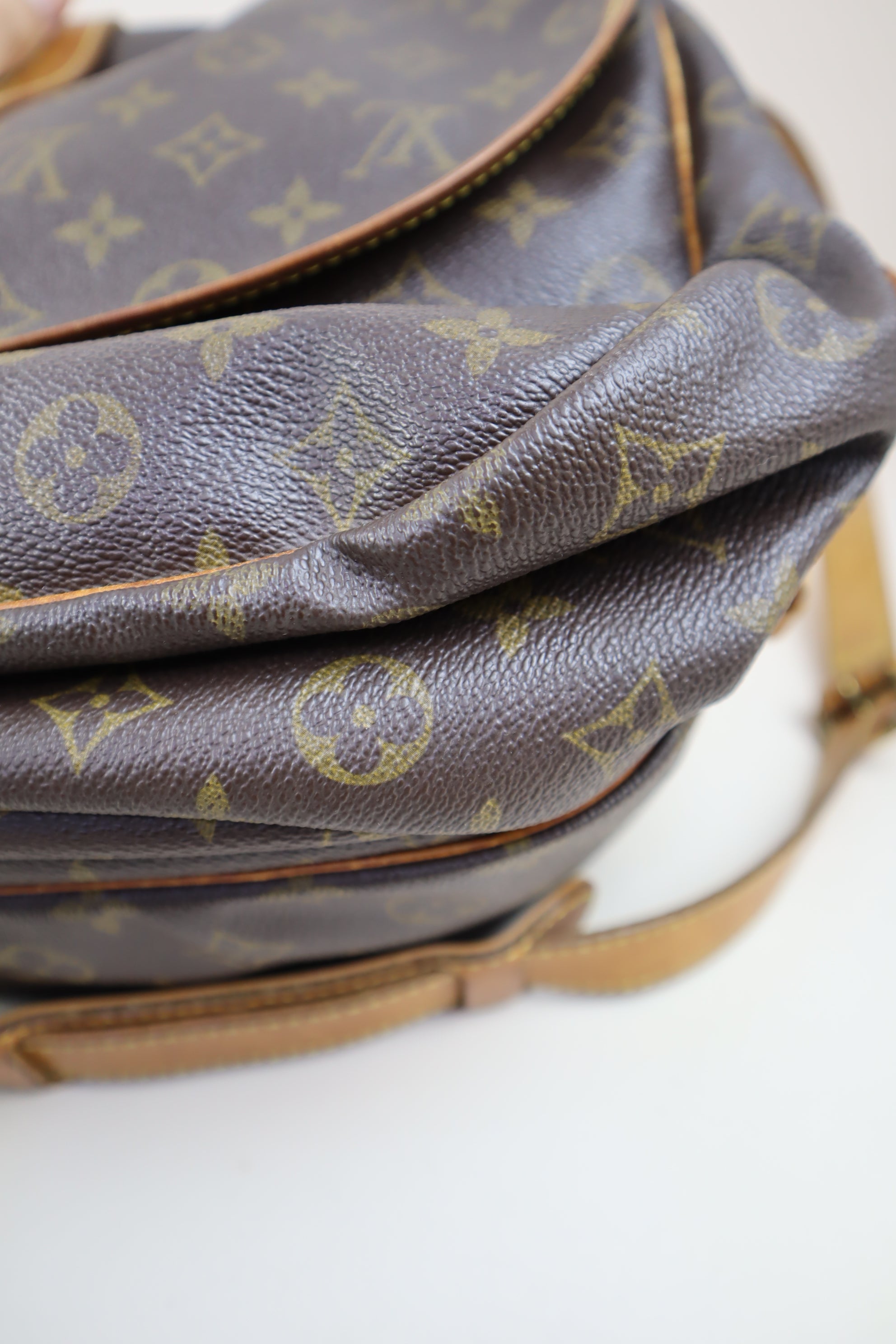 Louis Vuitton Monogram Vintage Saumur 35 Messenger GM Crossbody Bag