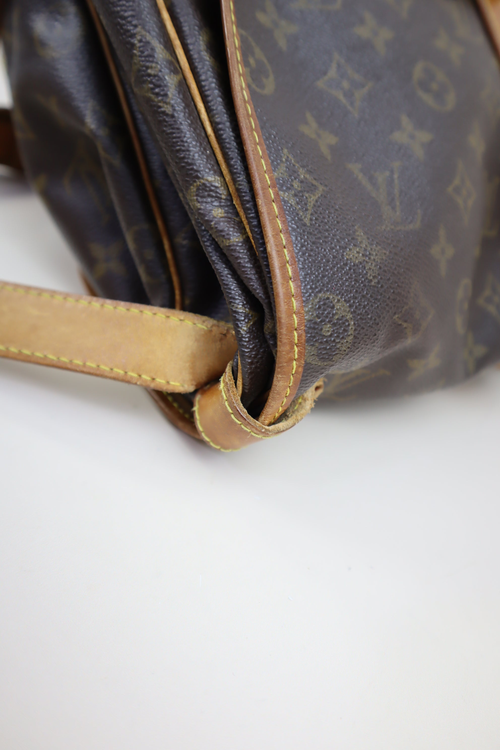 Louis Vuitton Monogram Vintage Saumur 35 Messenger GM Crossbody Bag
