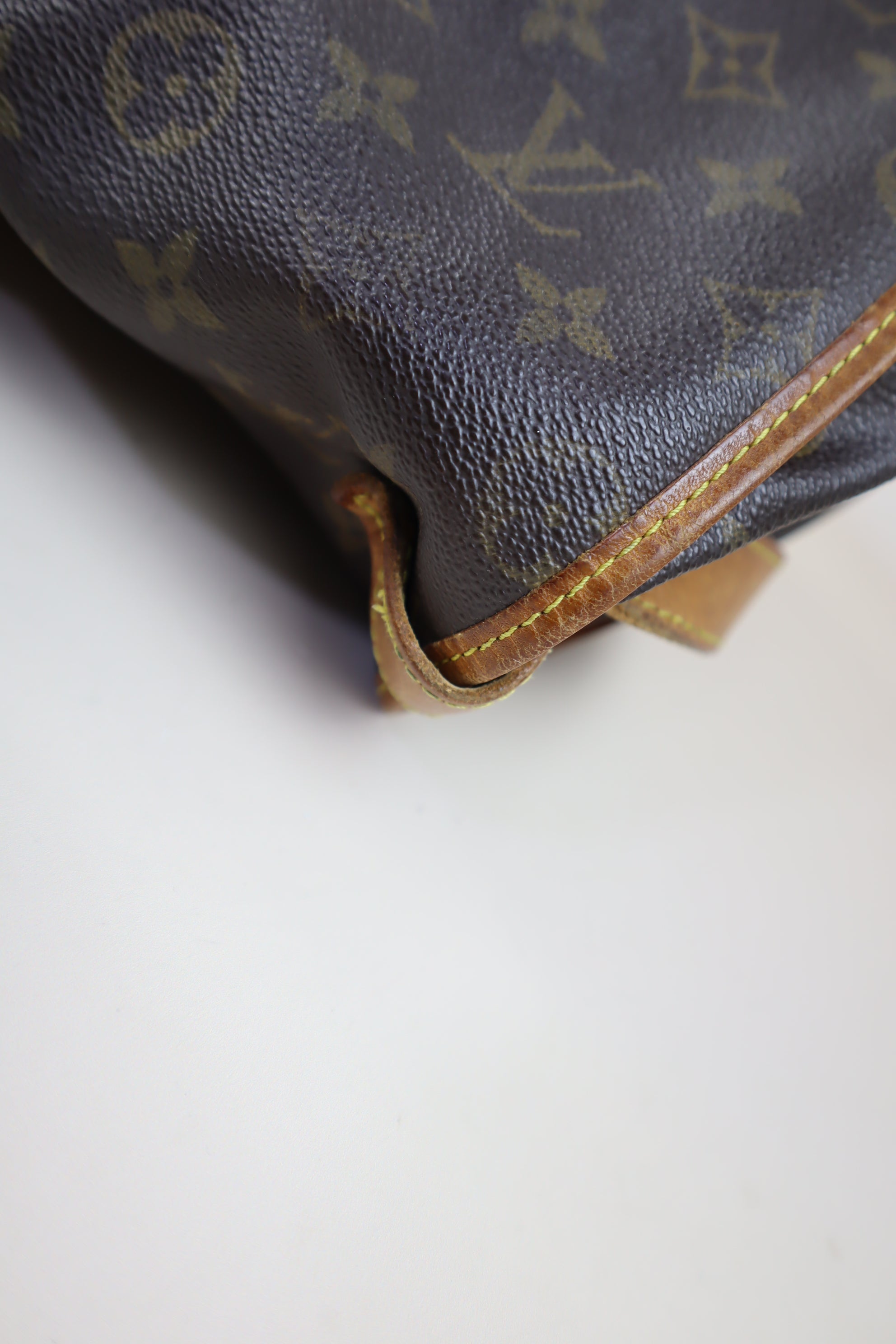 Louis Vuitton Monogram Vintage Saumur 35 Messenger GM Crossbody Bag