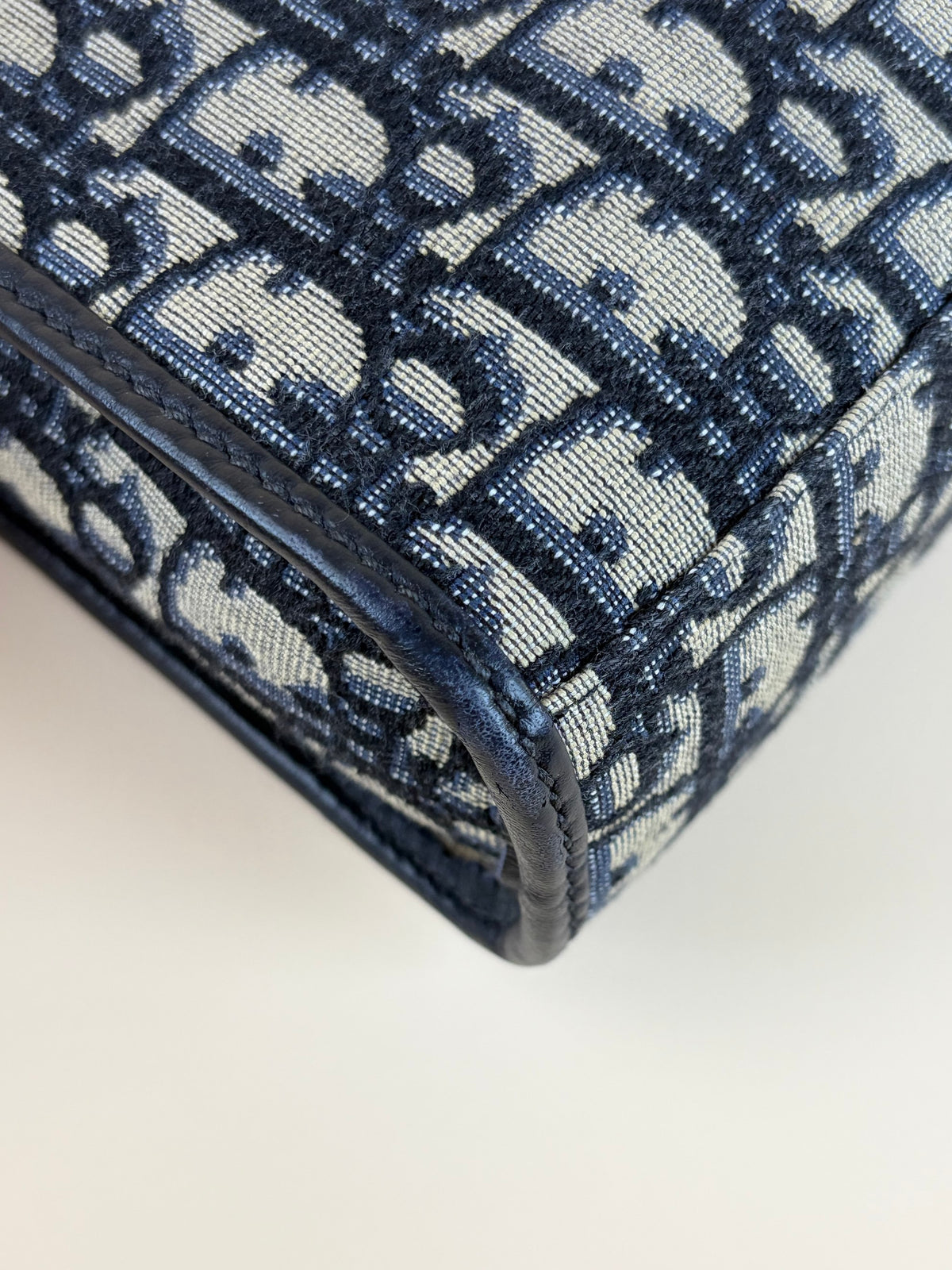 Dior Montaigne dea pouch