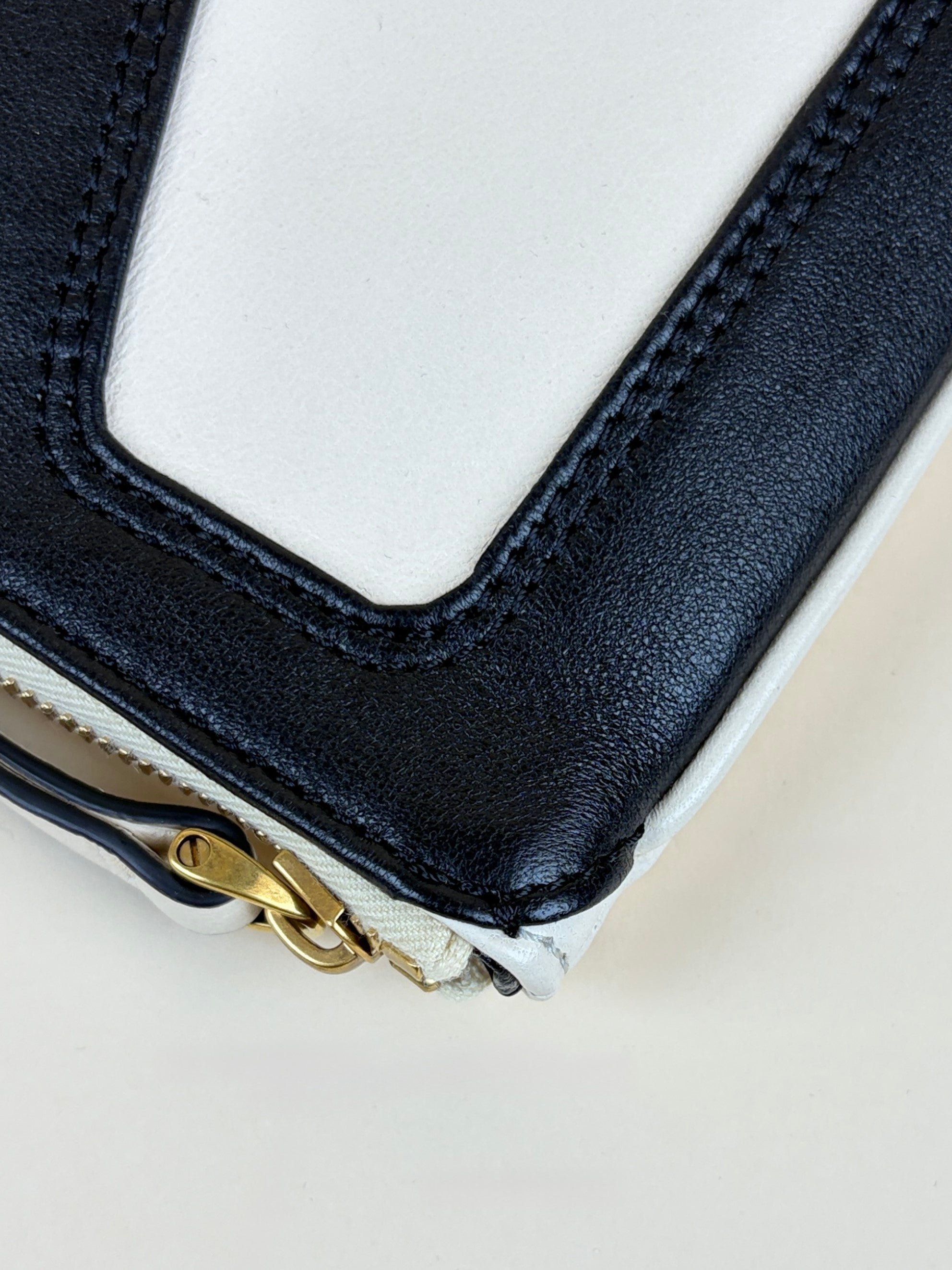 Valentino  graven white /black viva superstar Nappa leather zip pouch