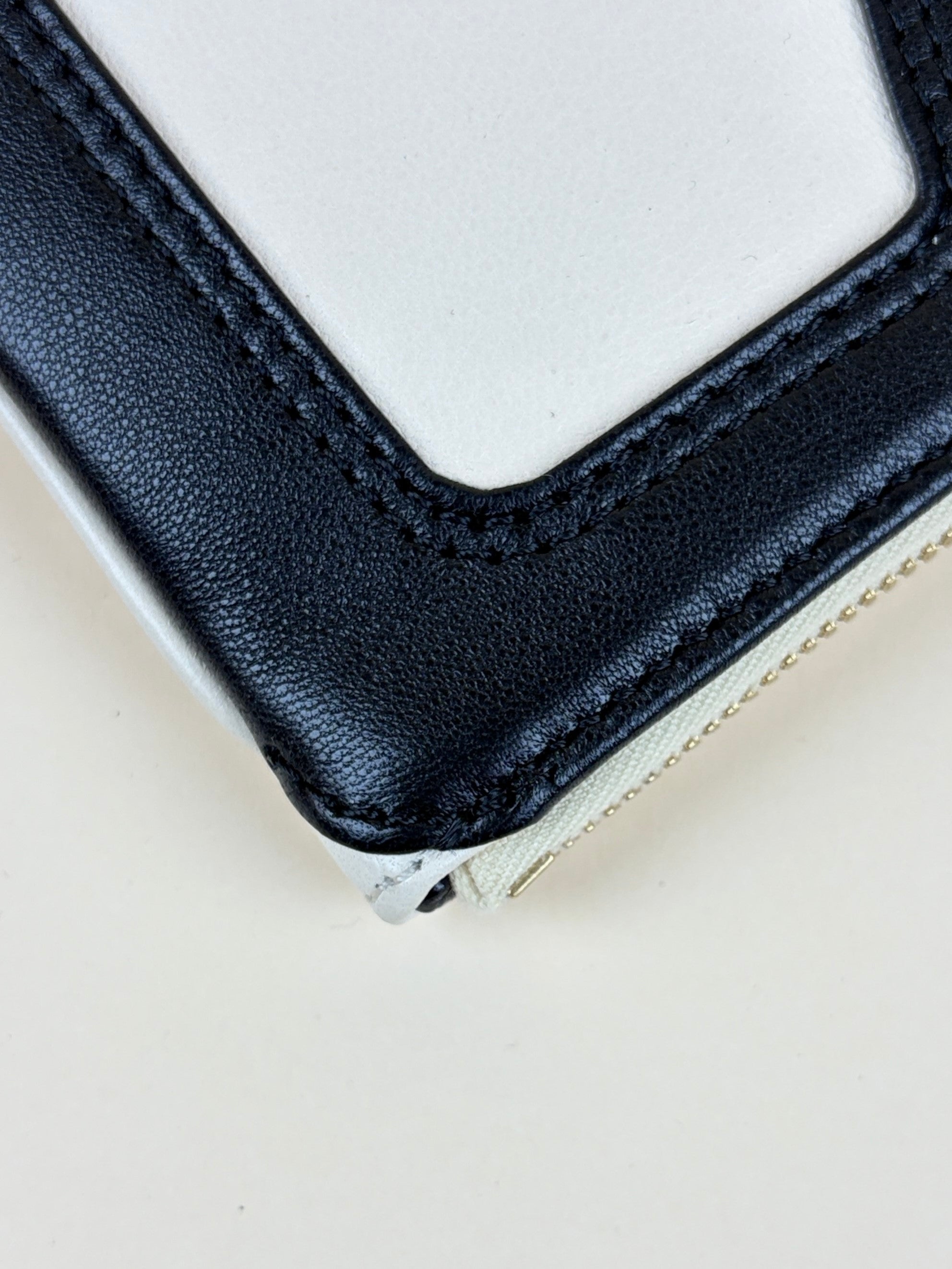Valentino  graven white /black viva superstar Nappa leather zip pouch