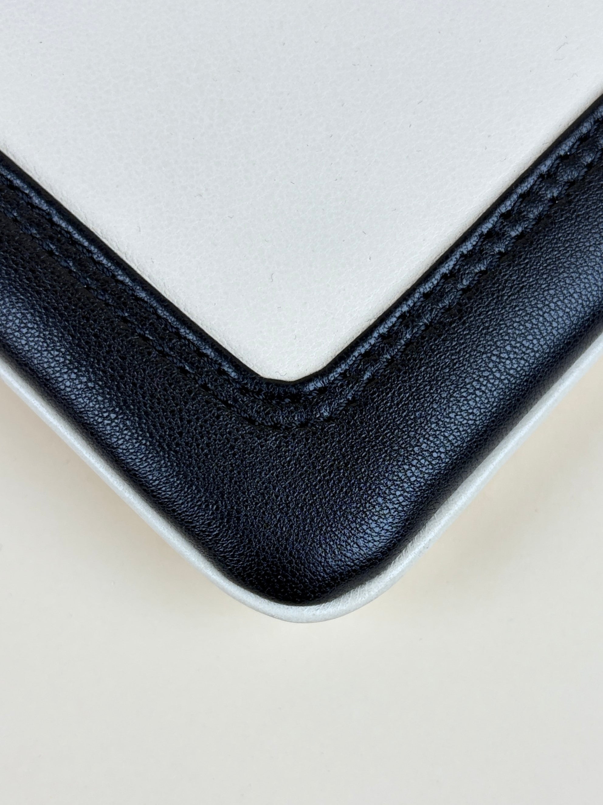 Valentino  graven white /black viva superstar Nappa leather zip pouch