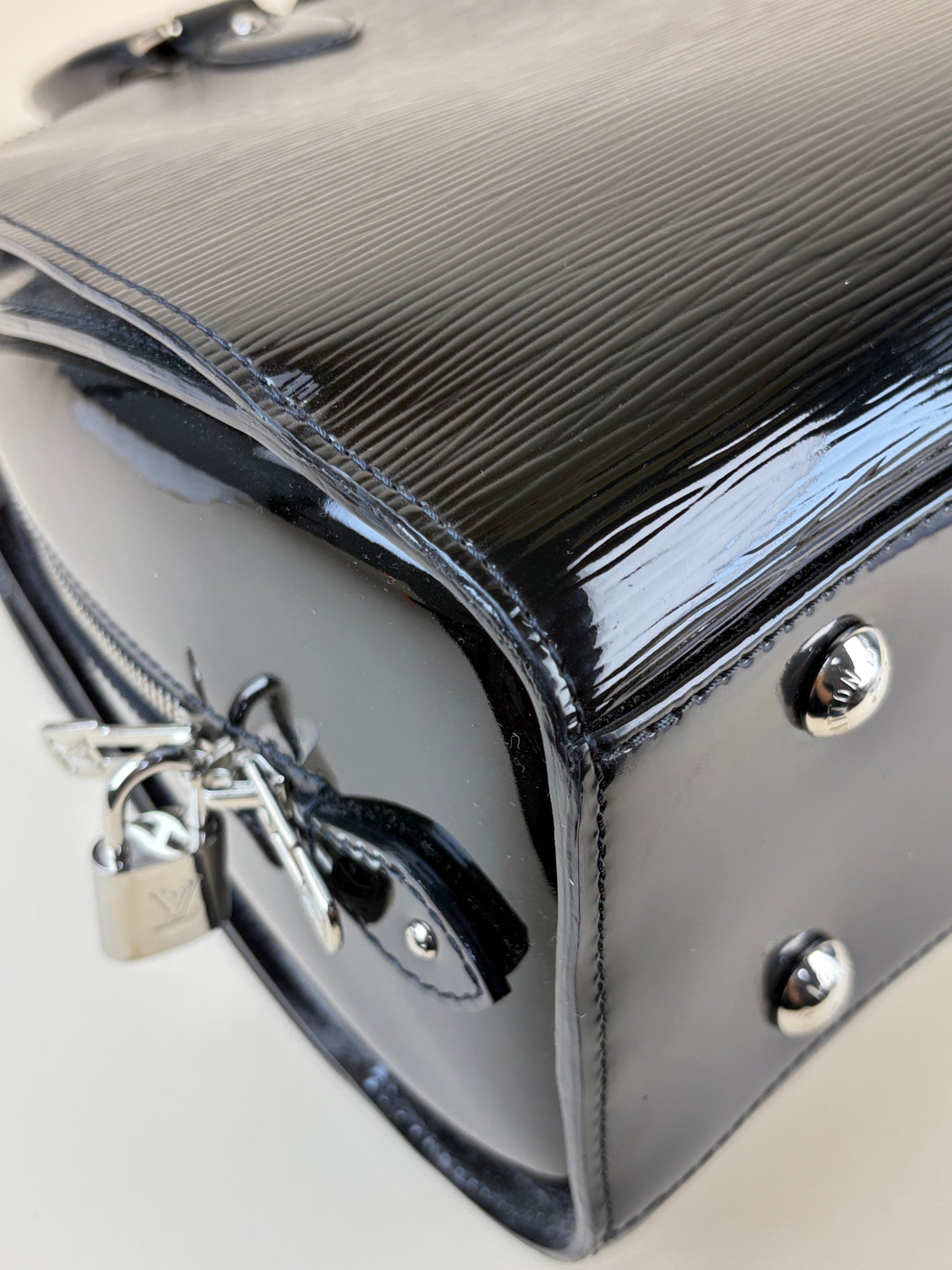 Louis Vuitton black electric epi leather punt- Neuf GM Tote Bag