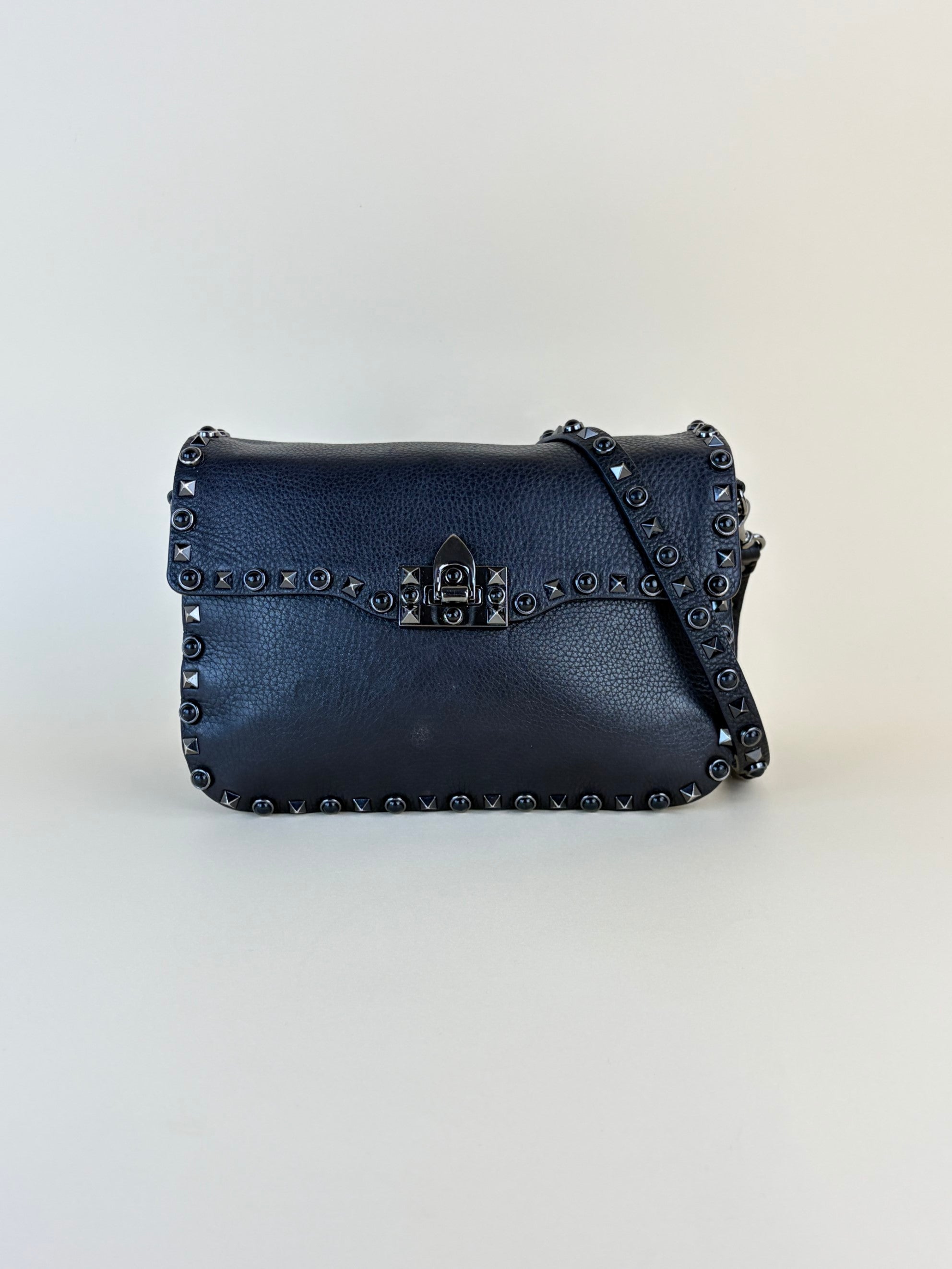 Valentino gravani black grained calfskin anyx meduim guitar strap rockstud rolling flap saddle bag