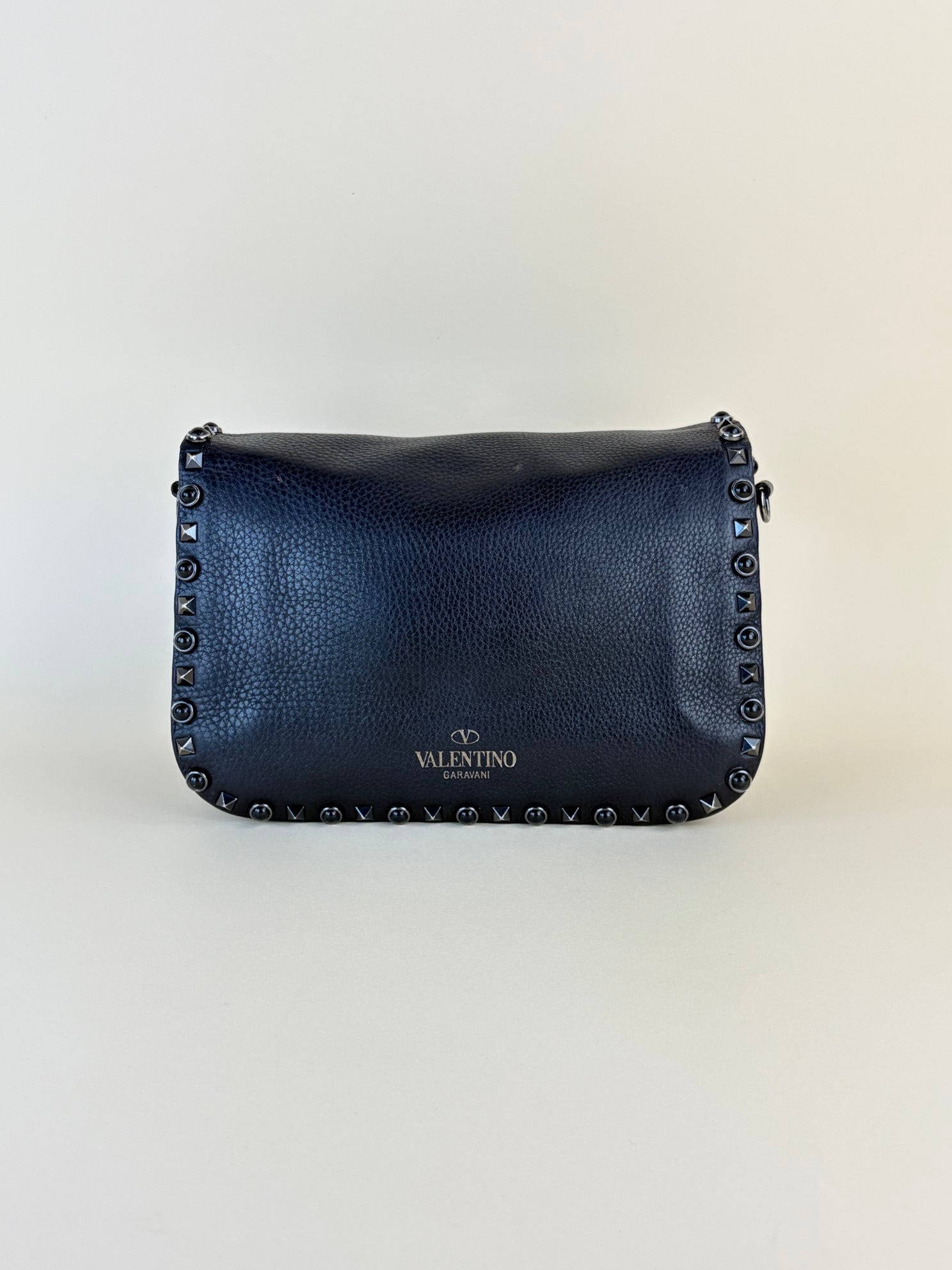 Valentino gravani black grained calfskin anyx meduim guitar strap rockstud rolling flap saddle bag
