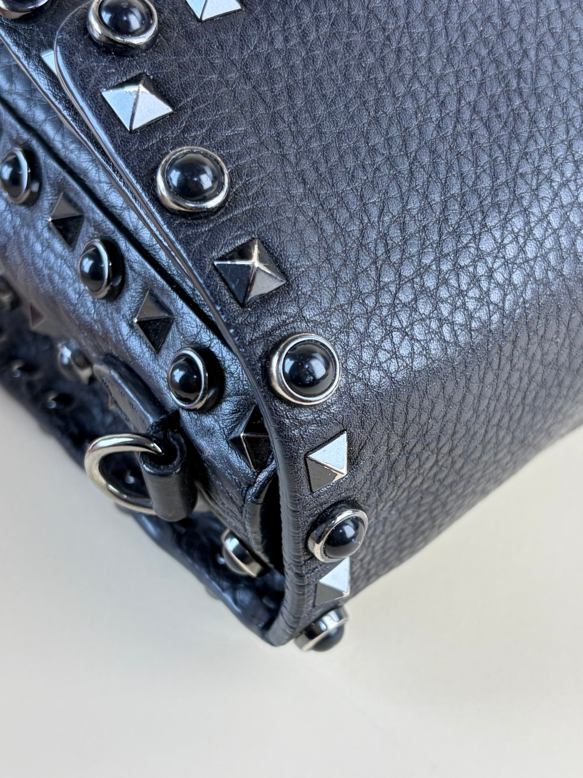 Valentino gravani black grained calfskin anyx meduim guitar strap rockstud rolling flap saddle bag