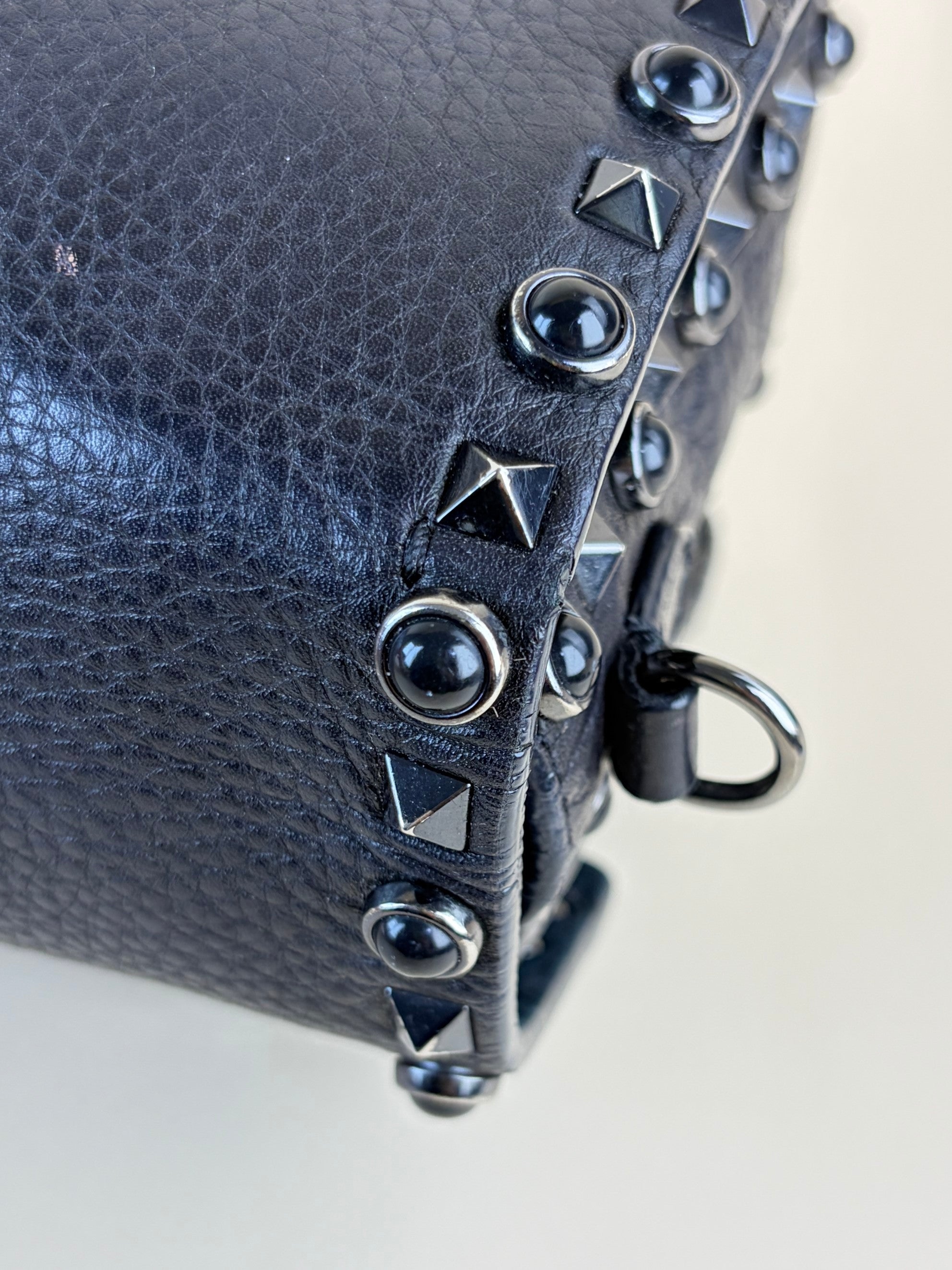 Valentino gravani black grained calfskin anyx meduim guitar strap rockstud rolling flap saddle bag