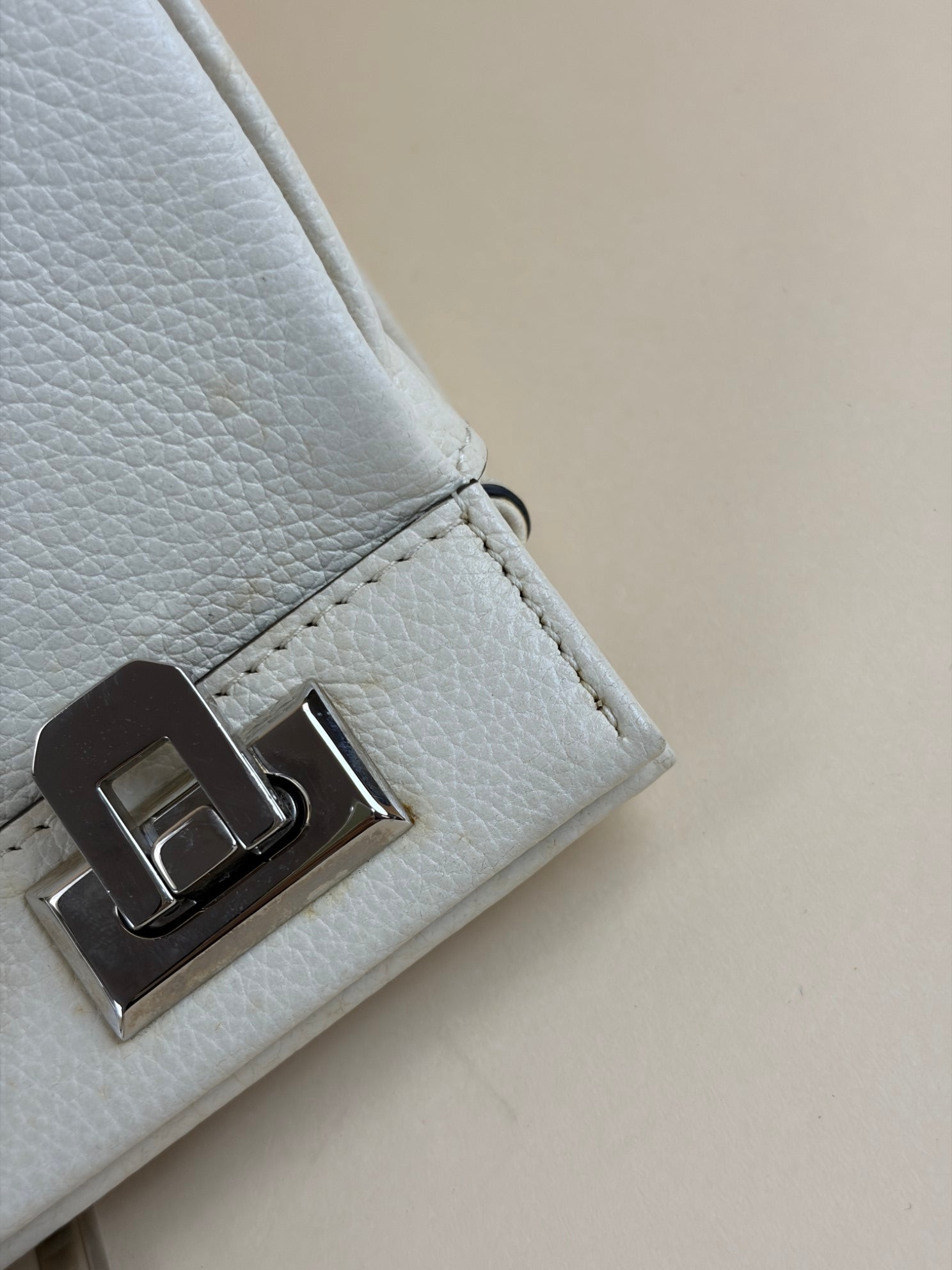 Gucci Off White Zumi Grainy Tote Bag with Strap