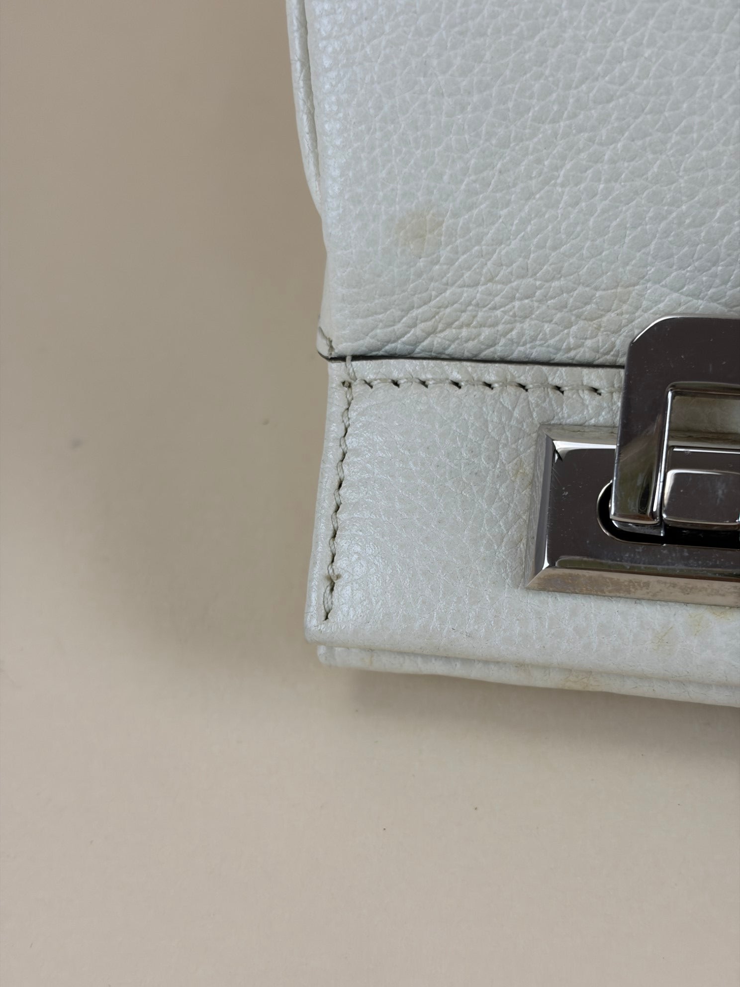 Gucci Off White Zumi Grainy Tote Bag with Strap