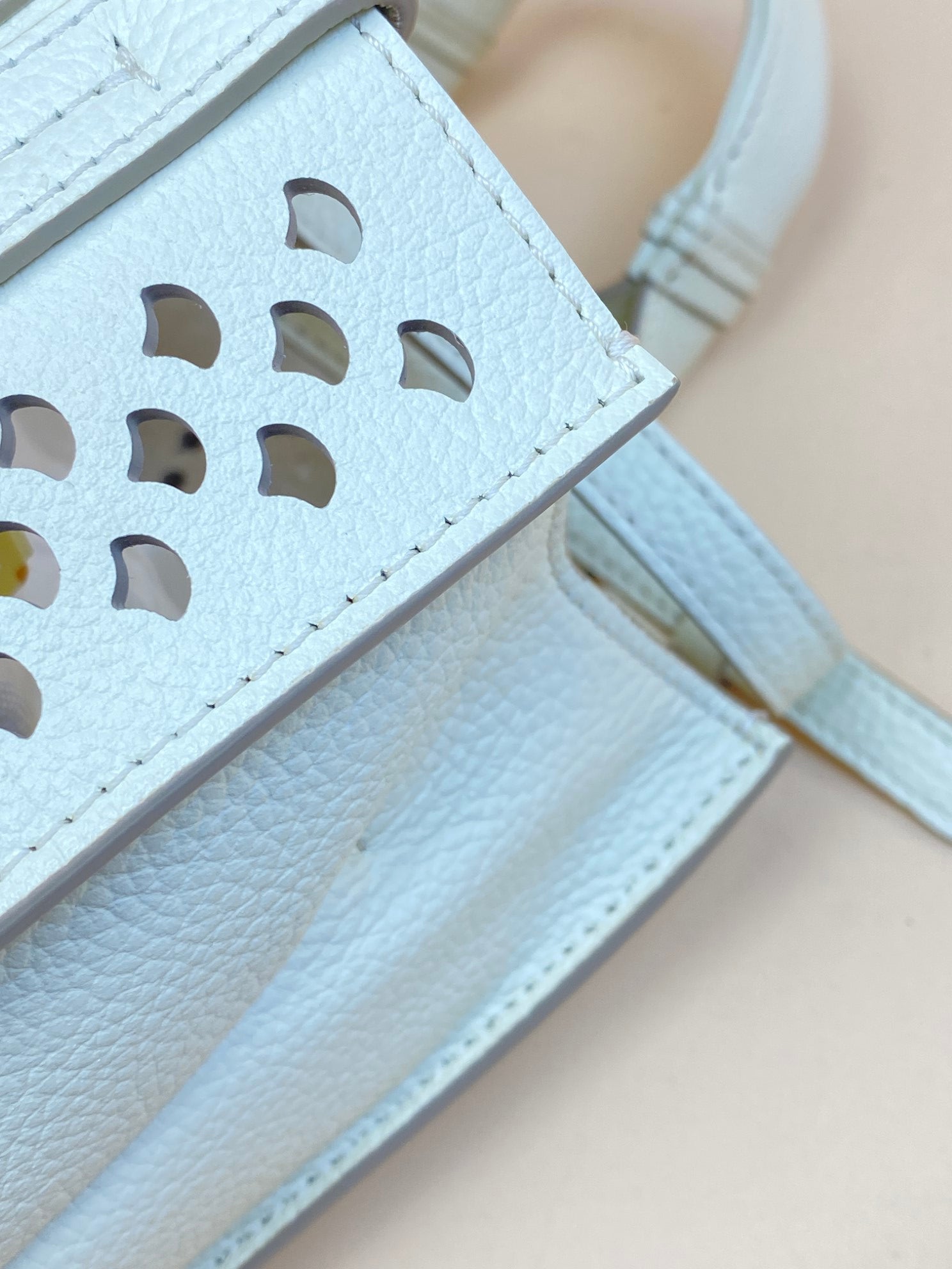 CHLOE woody cut off leather misty ivory small