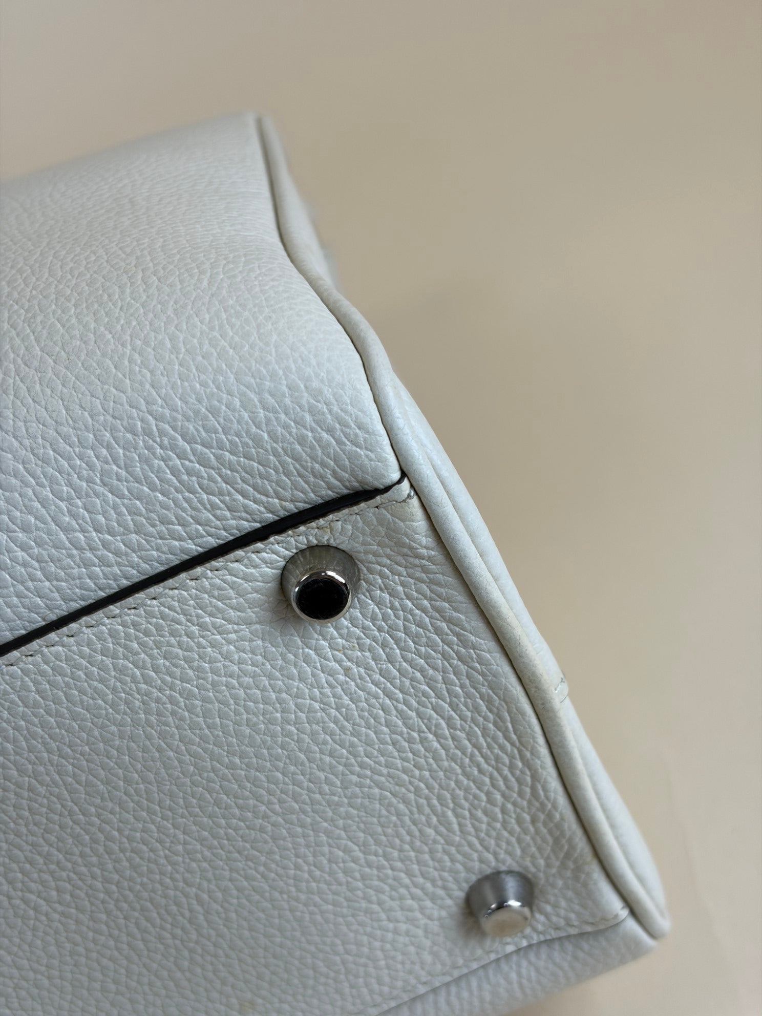 Gucci Off White Zumi Grainy Tote Bag with Strap