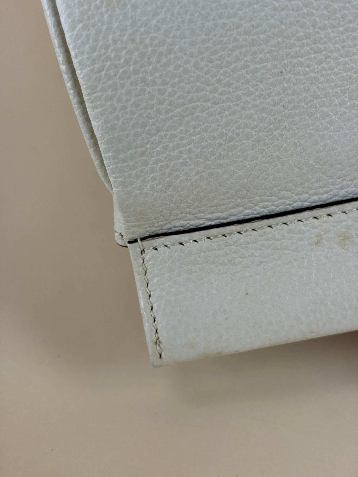 Gucci Off White Zumi Grainy Tote Bag with Strap
