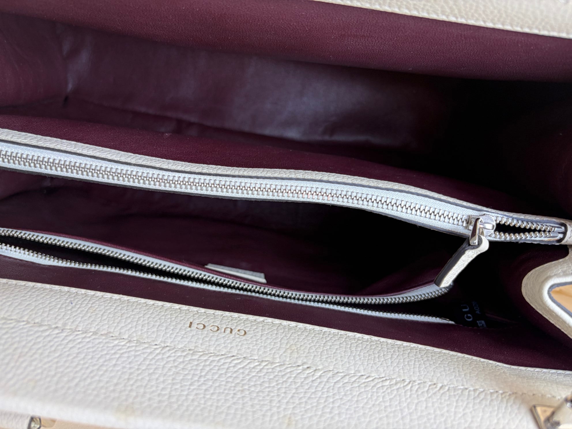 Gucci Off White Zumi Grainy Tote Bag with Strap