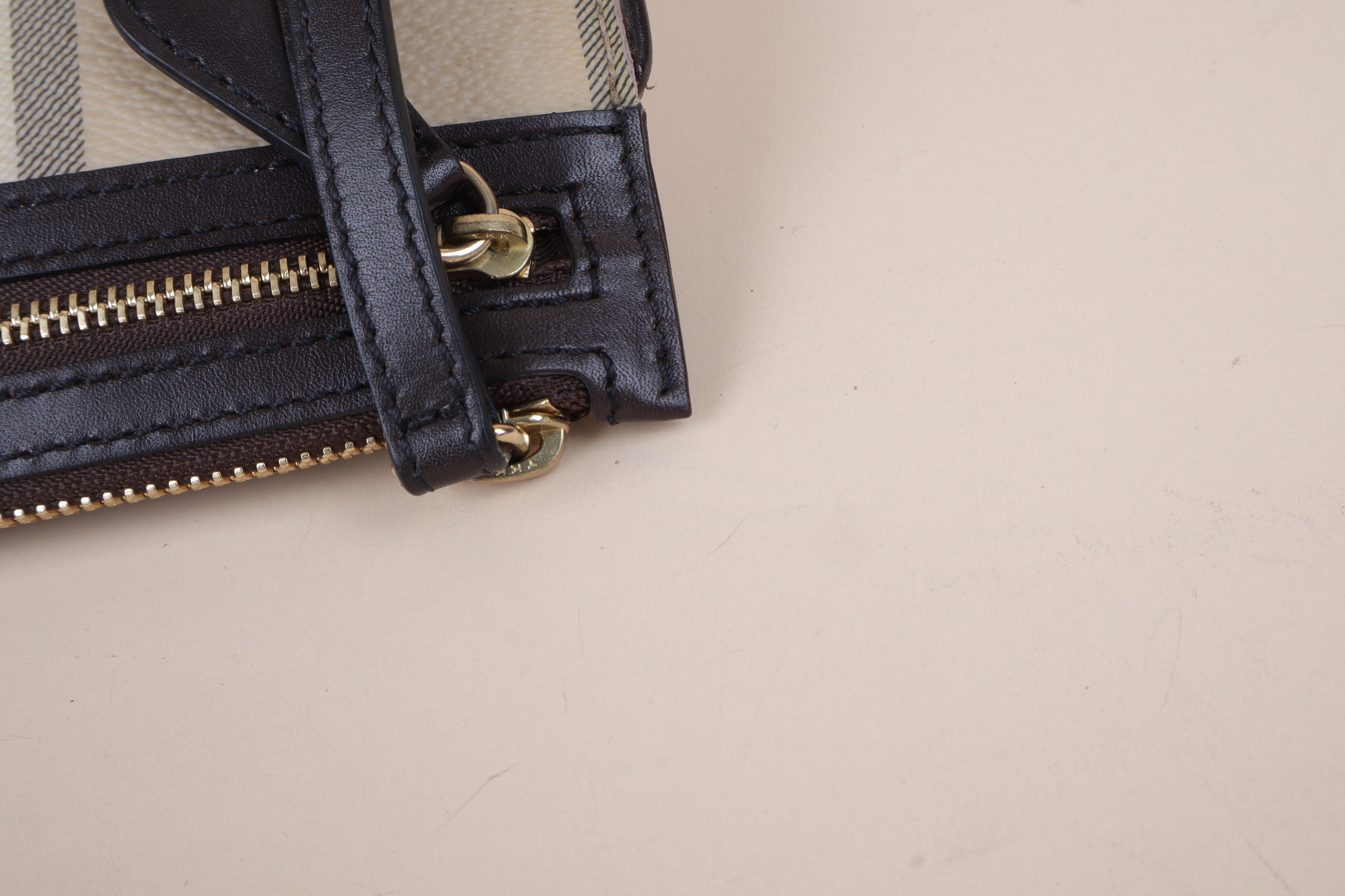 BURBERRY CLUTCH hay market wristlet