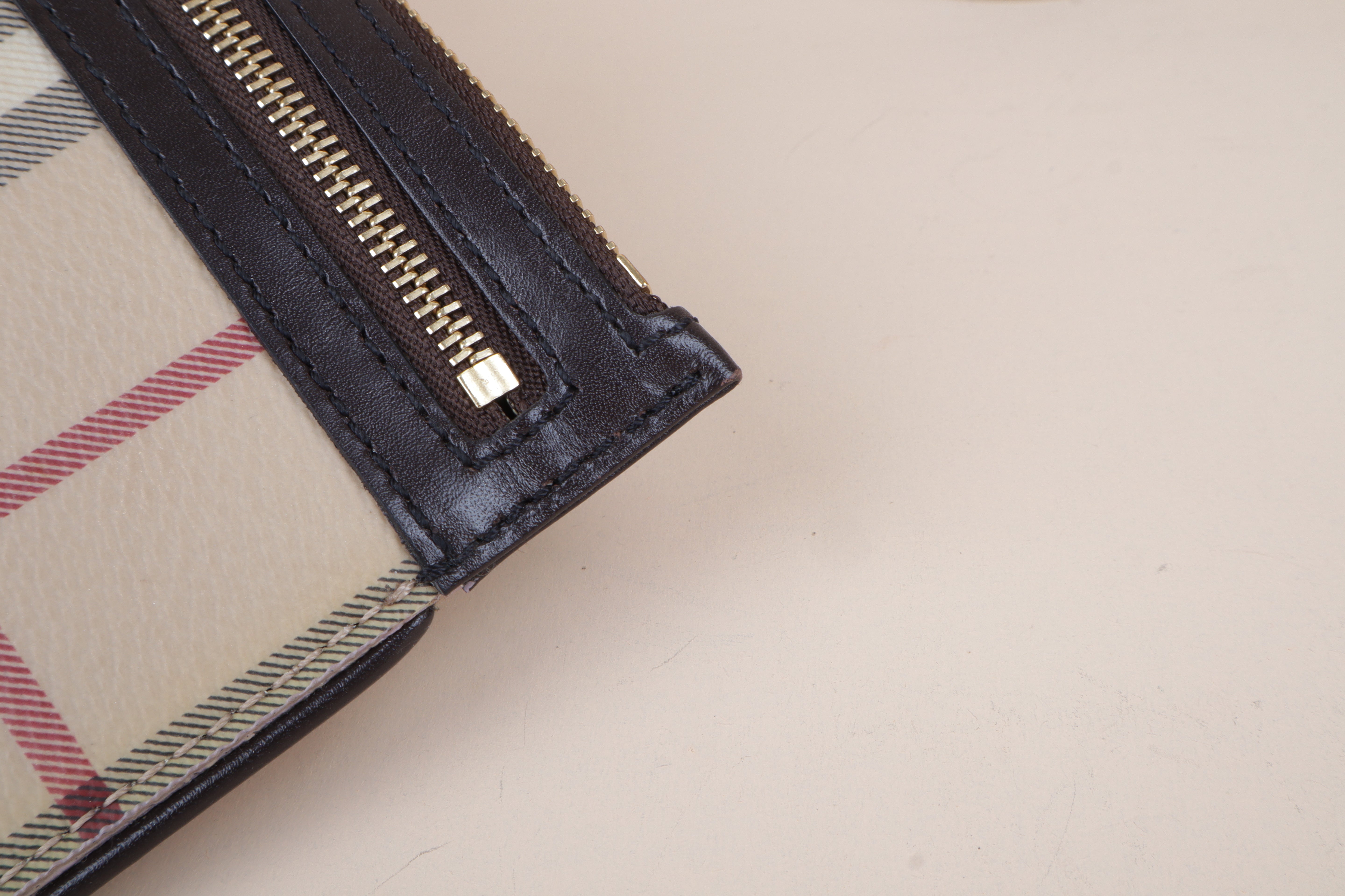 BURBERRY CLUTCH hay market wristlet