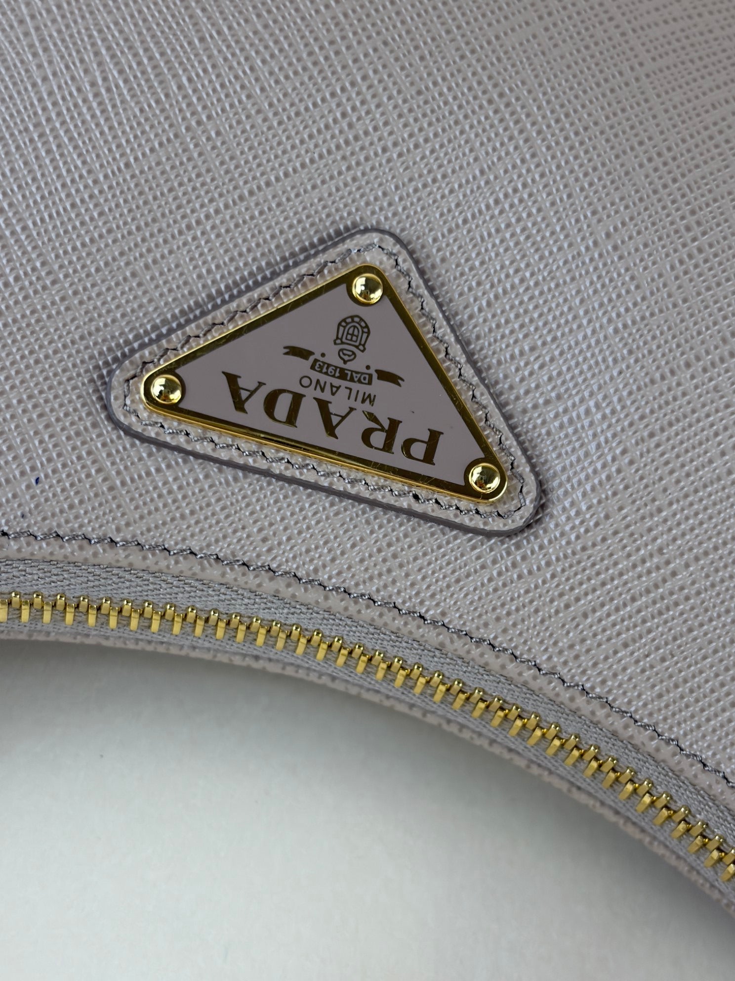 Prada beige Re Edition 2005 Bag wit