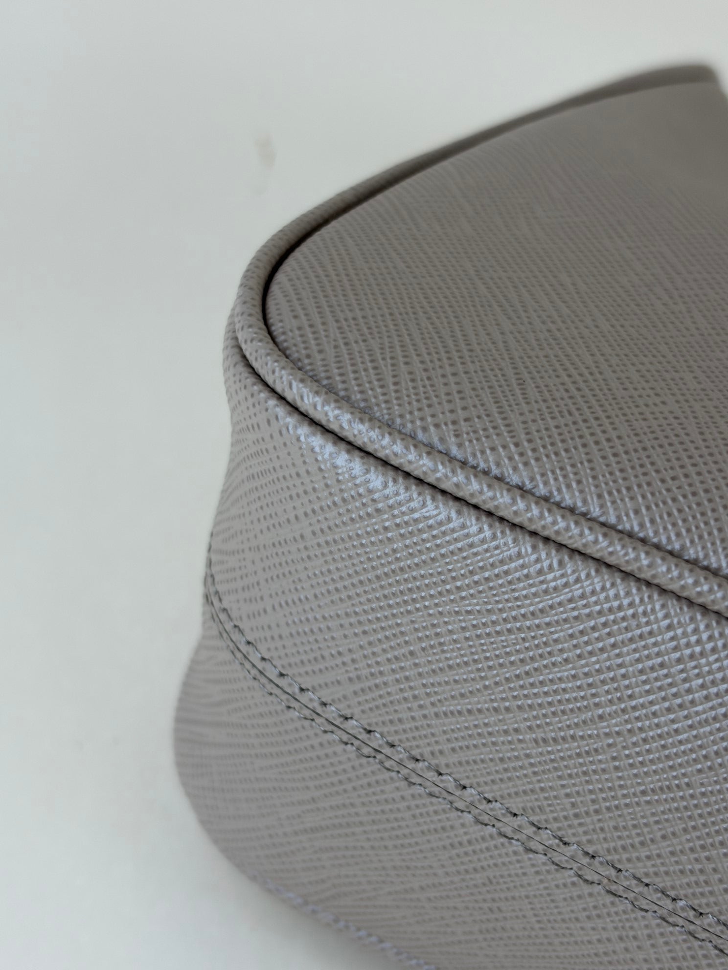 Prada beige Re Edition 2005 Bag wit