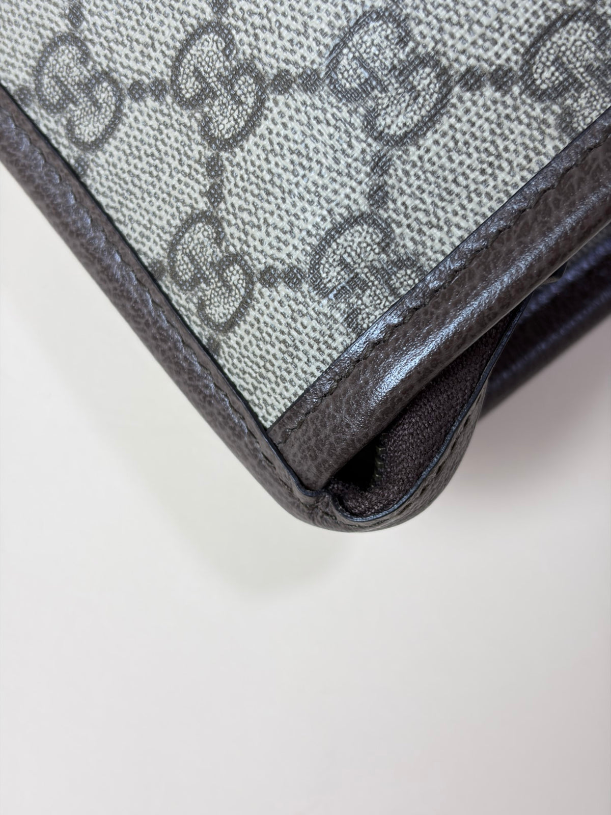Gucci gg supreme monogram Ophidia toilerty case