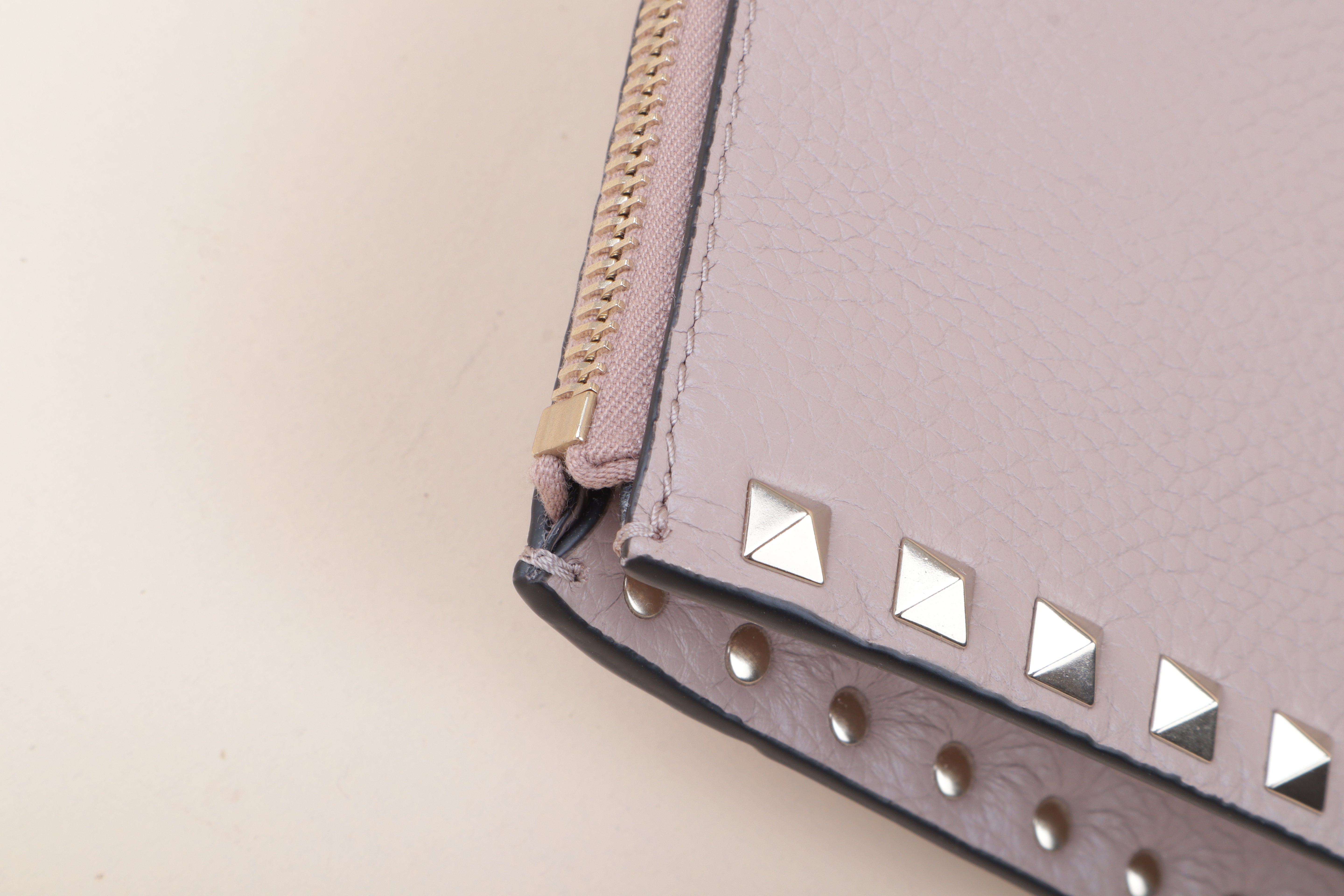 Valentino New Nude Flat Pouch Uni Rockstuds Zipped Clutch with Holder