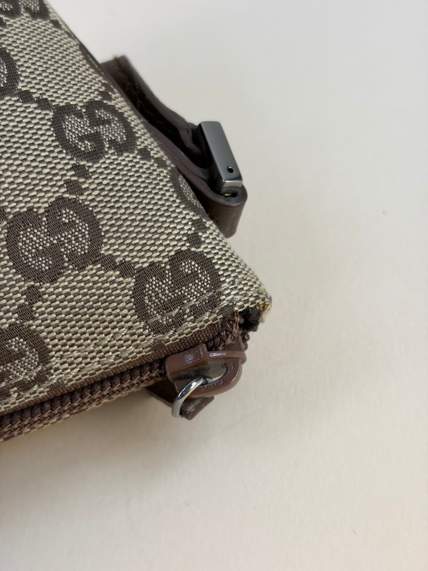 Gucci monogram boat pochette vintage gg beige mini