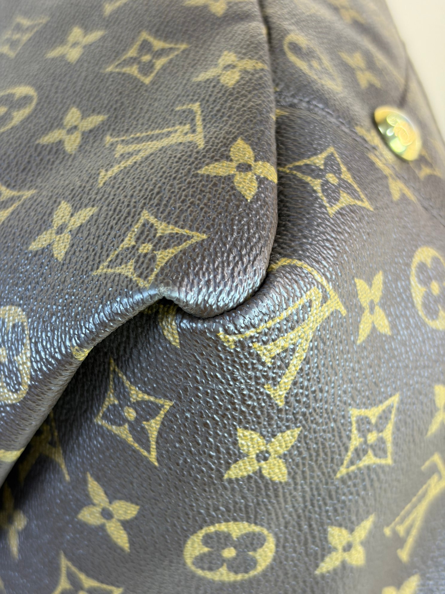 Louis Vuitton Monogram Artsy MM Shoulder Bag